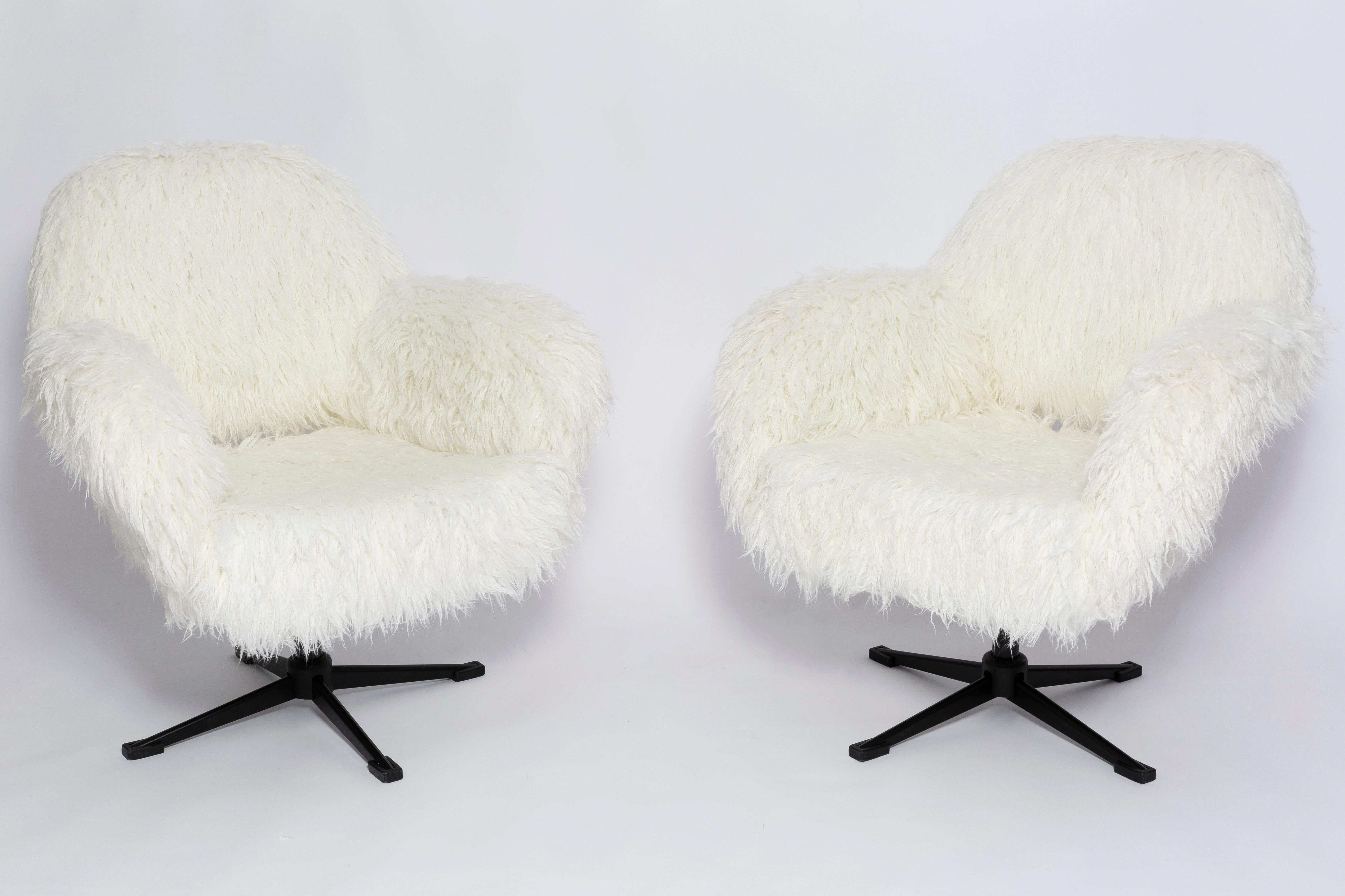 Paire de fauteuils pivotants des années 1960, fabriqués dans l'usine de meubles silésienne de Swiebodzin - ils sont actuellement uniques. Très confortable. Grâce à leurs dimensions, ils s'intègrent parfaitement, même dans les petits appartements,