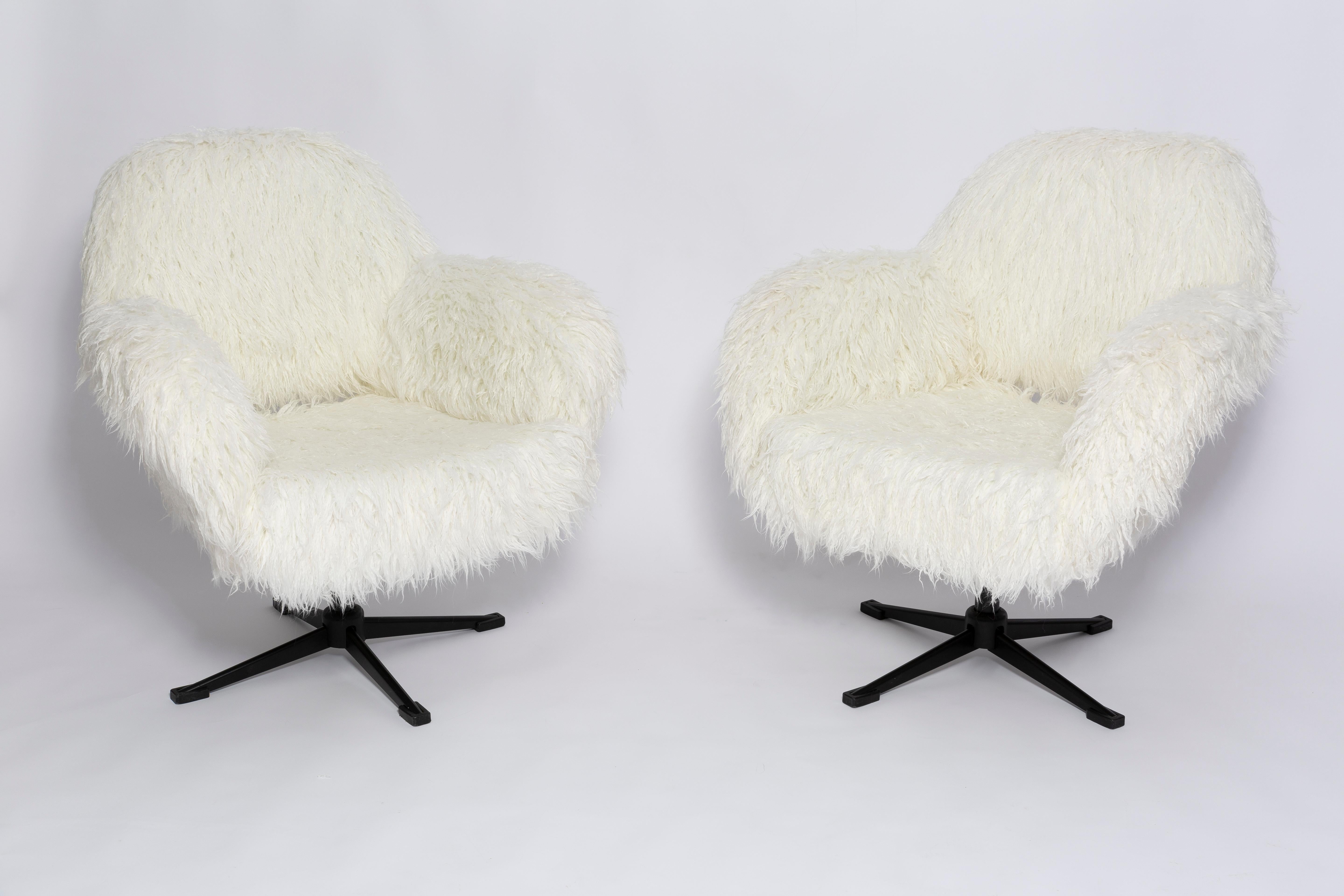 Mid-Century Modern Pair of 20th Century Vintage White Faux Alpaca Hair Swivel Armchairs, 1960s For Sale