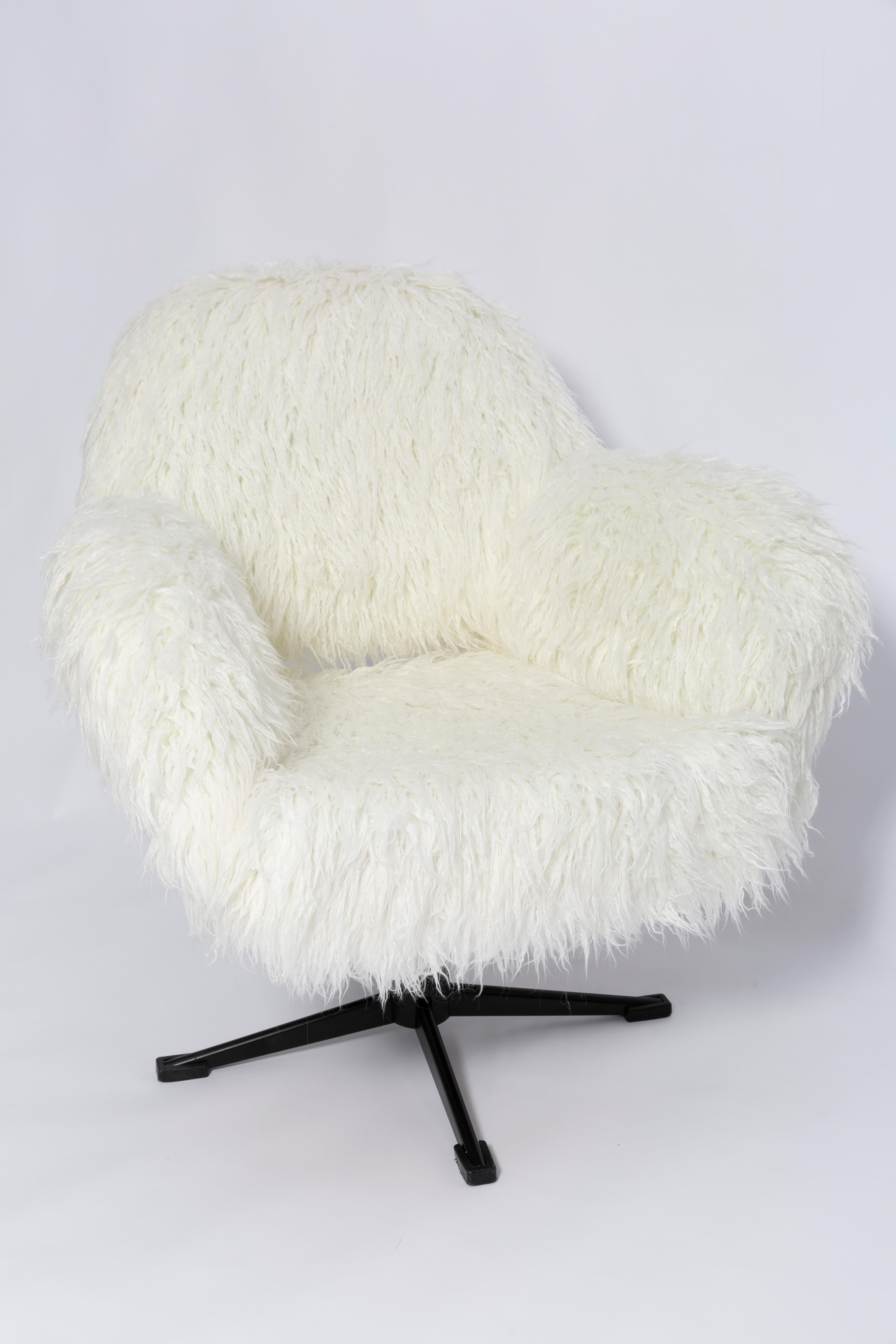 Polish Pair of 20th Century Vintage White Faux Alpaca Hair Swivel Armchairs, 1960s For Sale