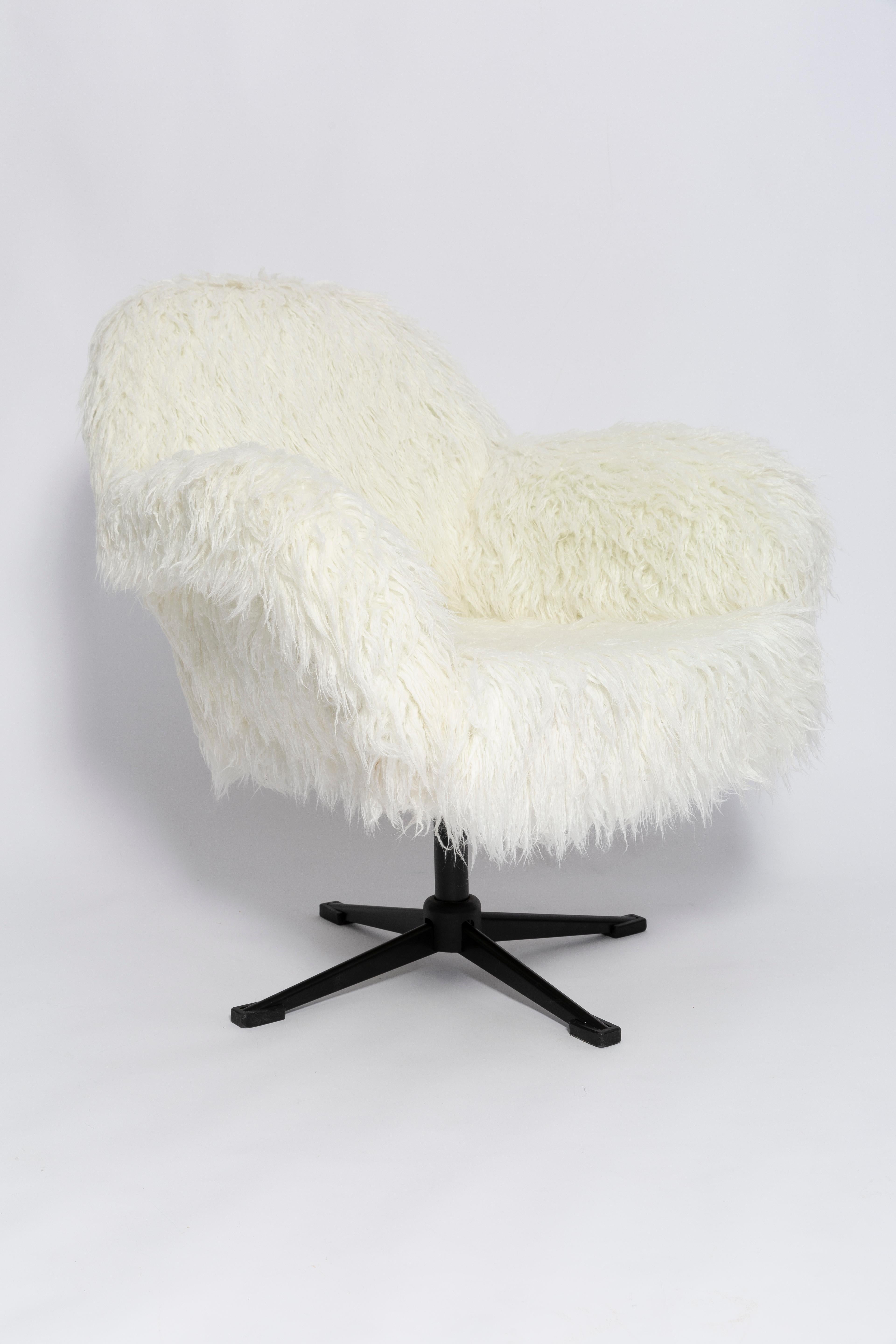 Metalwork Pair of 20th Century Vintage White Faux Alpaca Hair Swivel Armchairs, 1960s For Sale