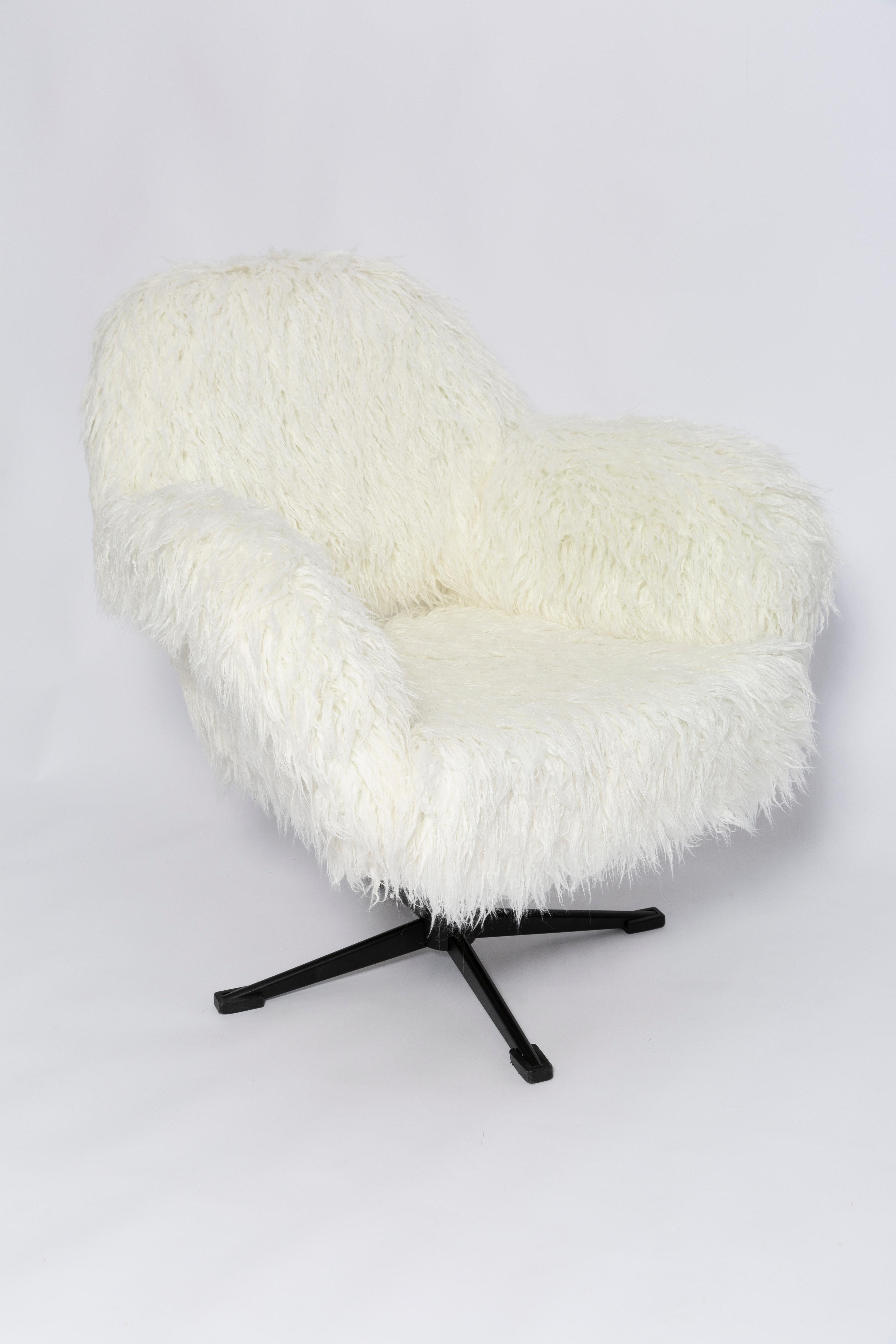 Pair of 20th Century Vintage White Faux Alpaca Hair Swivel Armchairs, 1960s In Excellent Condition For Sale In 05-080 Hornowek, PL