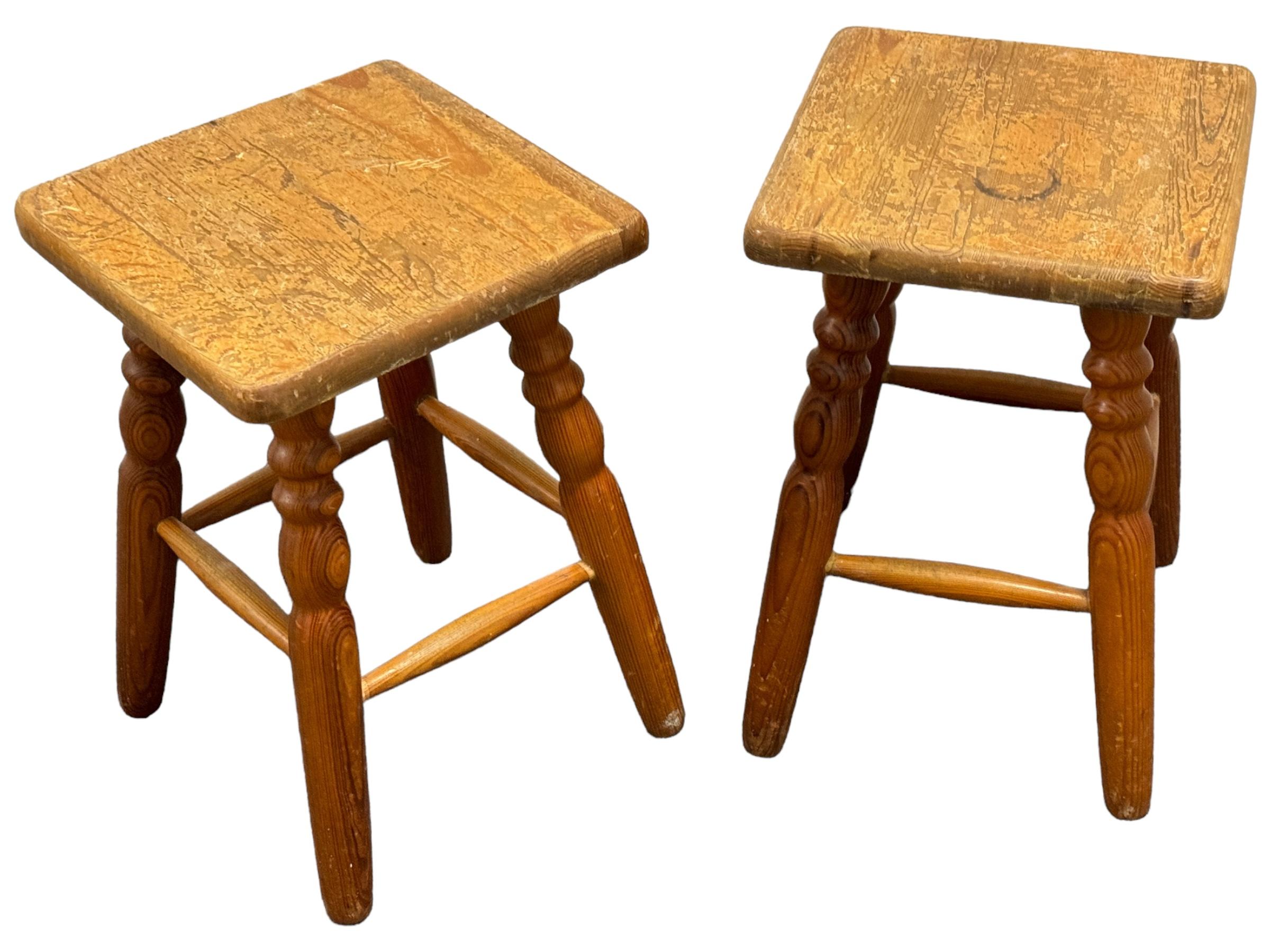 Artisanat Paire de tabourets à 4 pieds Wabi Sabi du 20e siècle, Autriche Vers 1940 en vente