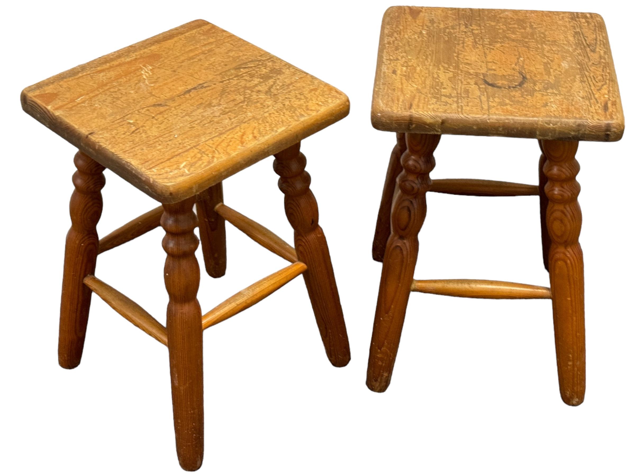 Bois Paire de tabourets à 4 pieds Wabi Sabi du 20e siècle, Autriche Vers 1940 en vente