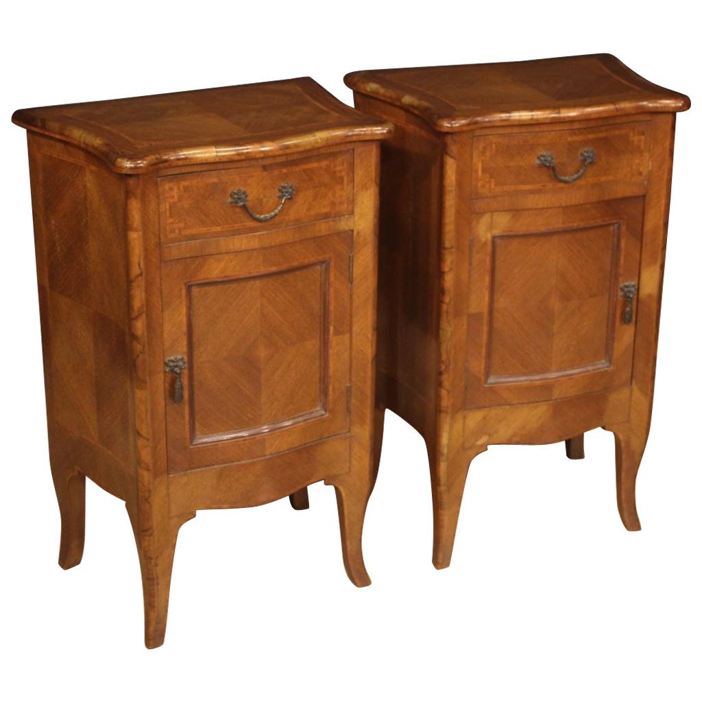 Paire de tables de nuit italiennes de style Louis XV en noyer:: érable et palissandre du 20ème siècle