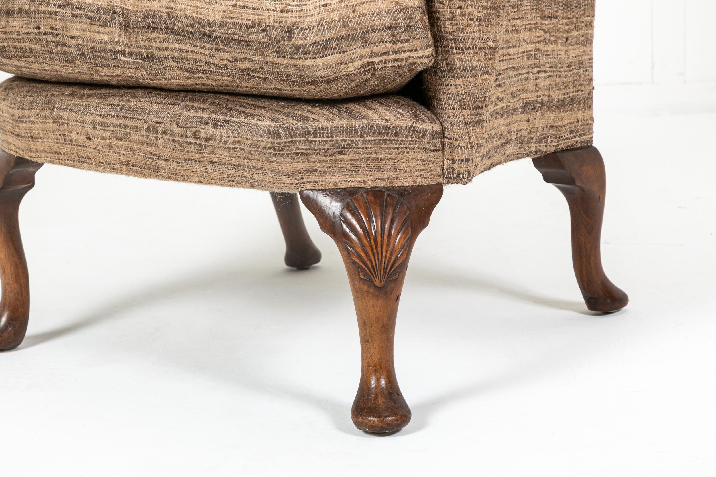 Paire de fauteuils à oreilles en noyer du XXe siècle en vente 1