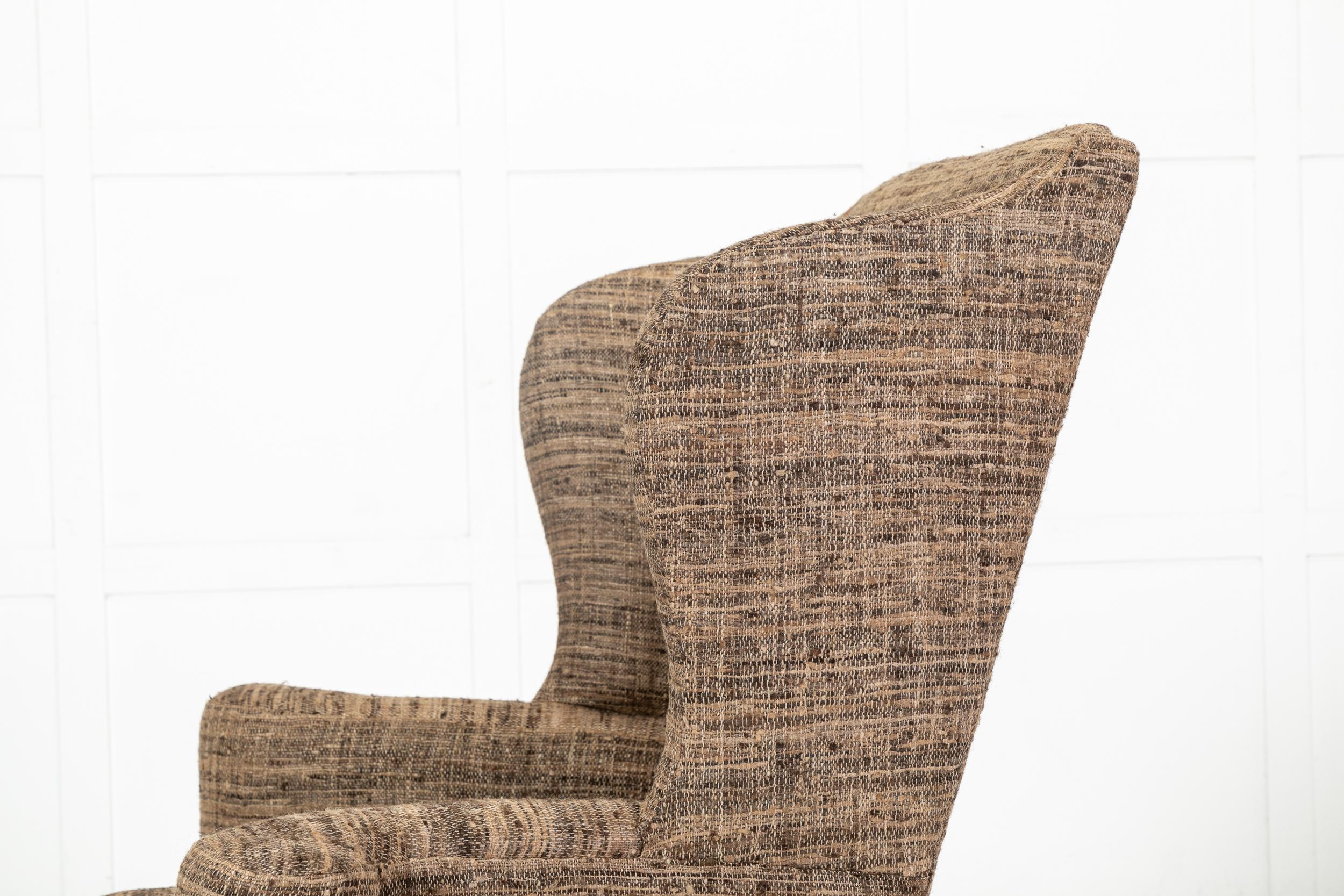 Paire de fauteuils à oreilles en noyer du XXe siècle en vente 3