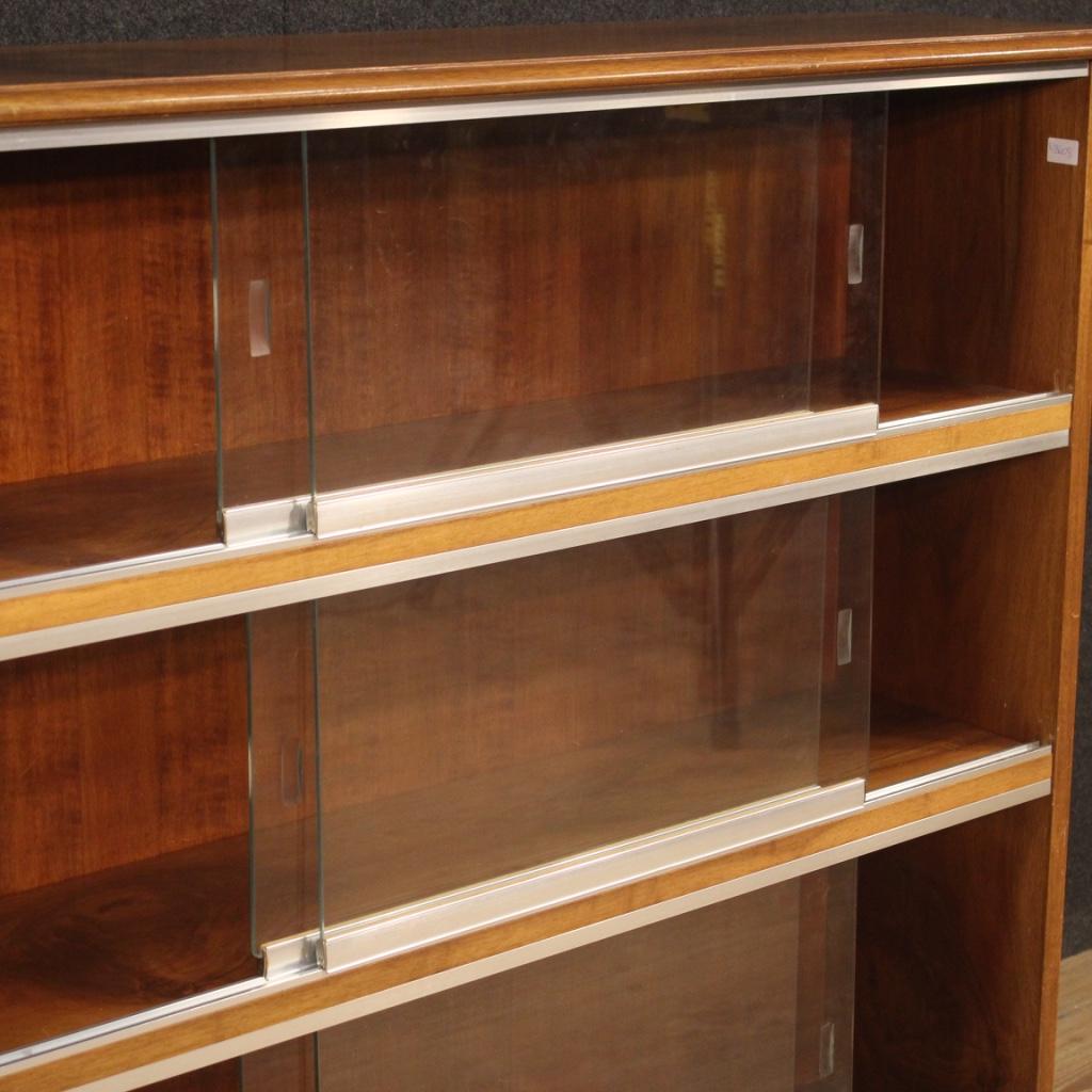 Paire de bibliothèques du 20e siècle en bois de noyer et portes vitrées, design italien, 1960 en vente 4