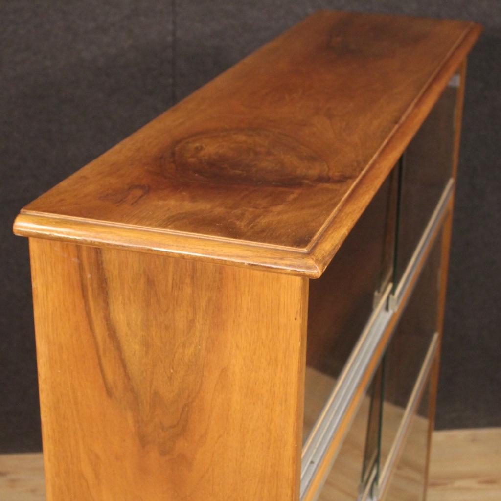 Paire de bibliothèques du 20e siècle en bois de noyer et portes vitrées, design italien, 1960 en vente 5