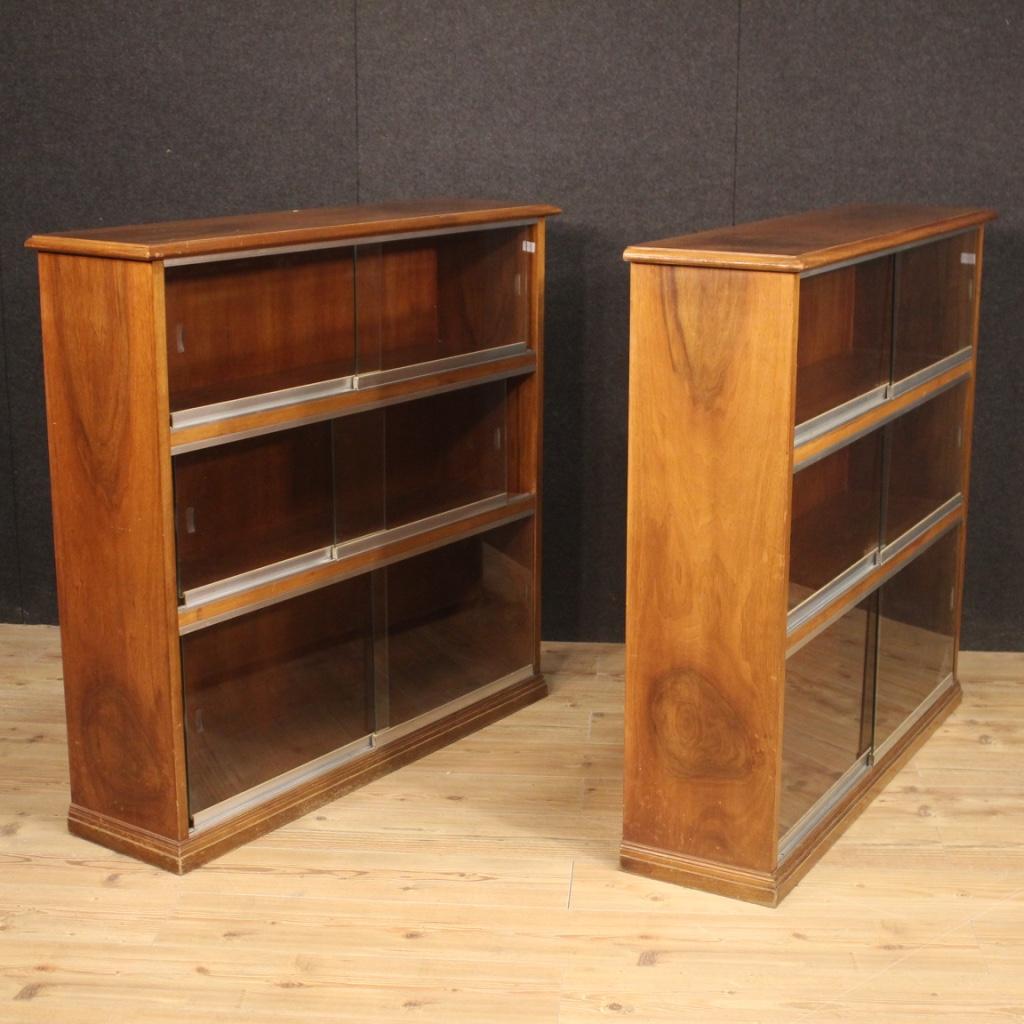 Paire de bibliothèques du 20e siècle en bois de noyer et portes vitrées, design italien, 1960 en vente 6