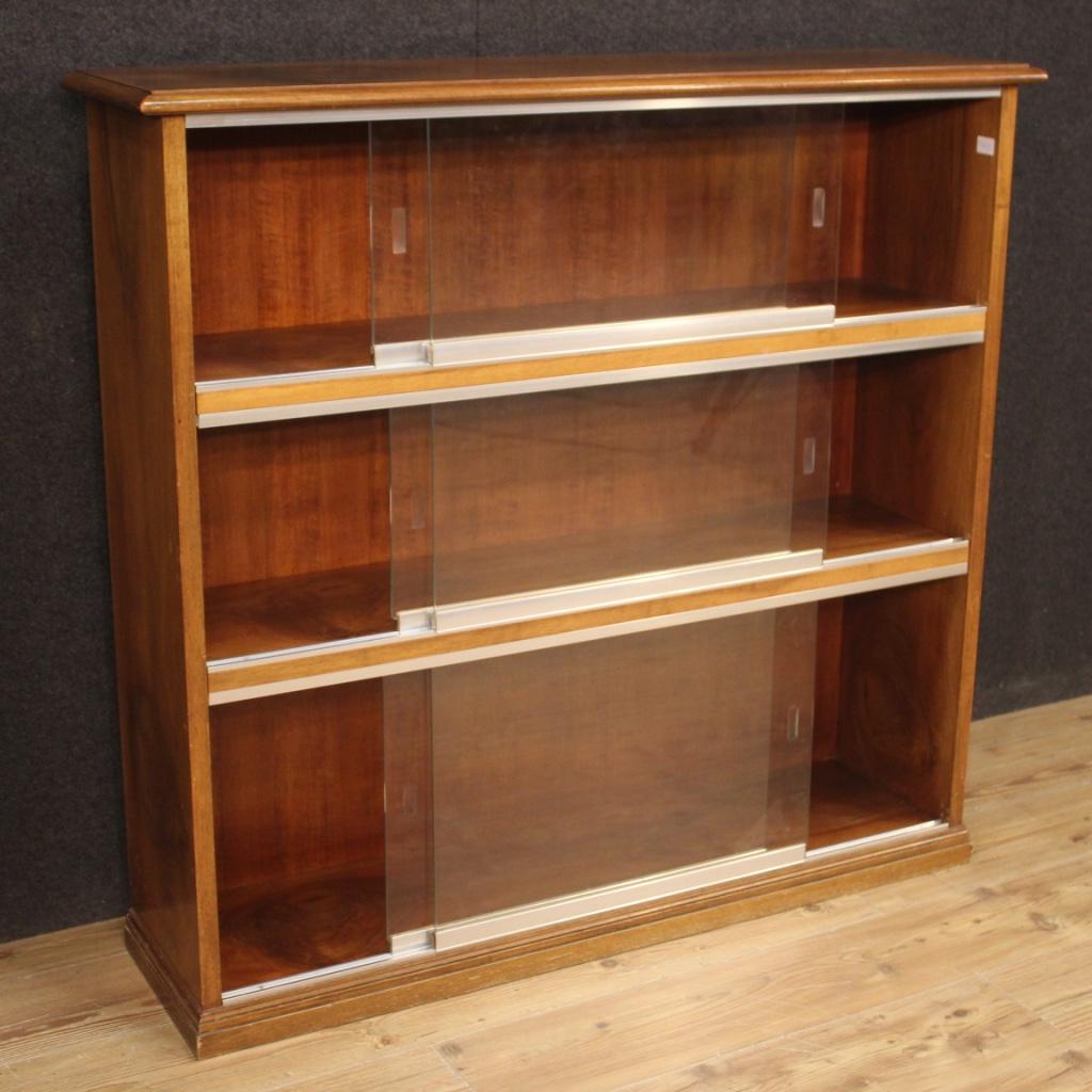 Italian Paire de bibliothèques du 20e siècle en bois de noyer et portes vitrées, design italien, 1960 en vente