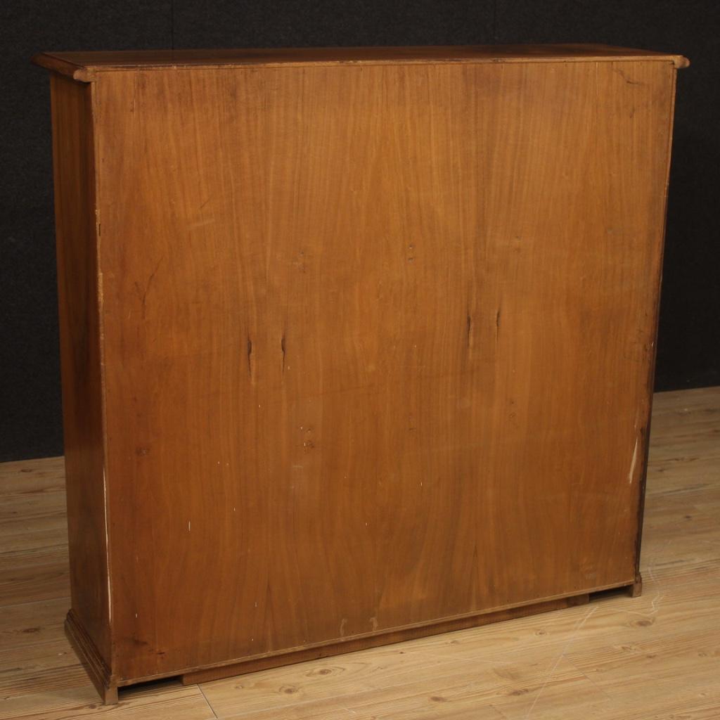 Mid-20th Century Paire de bibliothèques du 20e siècle en bois de noyer et portes vitrées, design italien, 1960 en vente