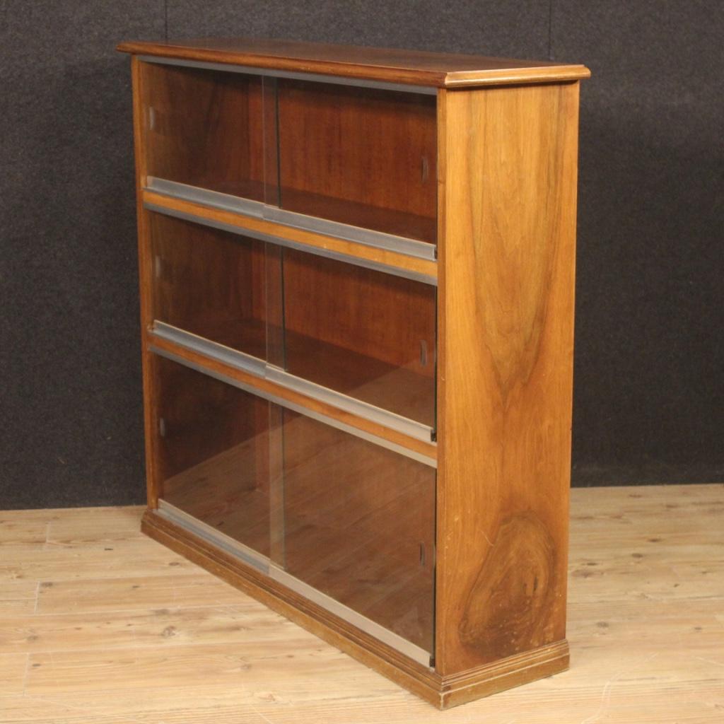 Verre Paire de bibliothèques du 20e siècle en bois de noyer et portes vitrées, design italien, 1960 en vente