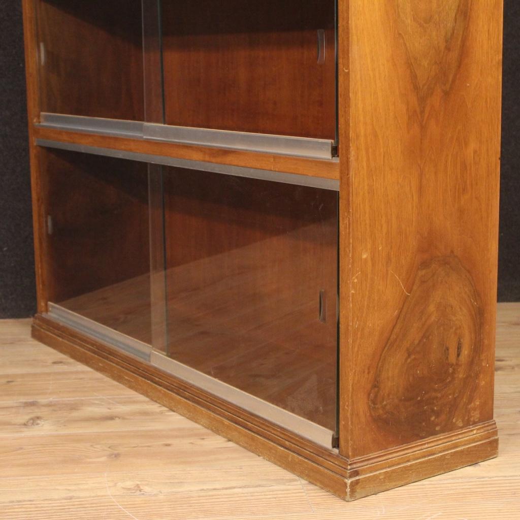 Paire de bibliothèques du 20e siècle en bois de noyer et portes vitrées, design italien, 1960 en vente 1