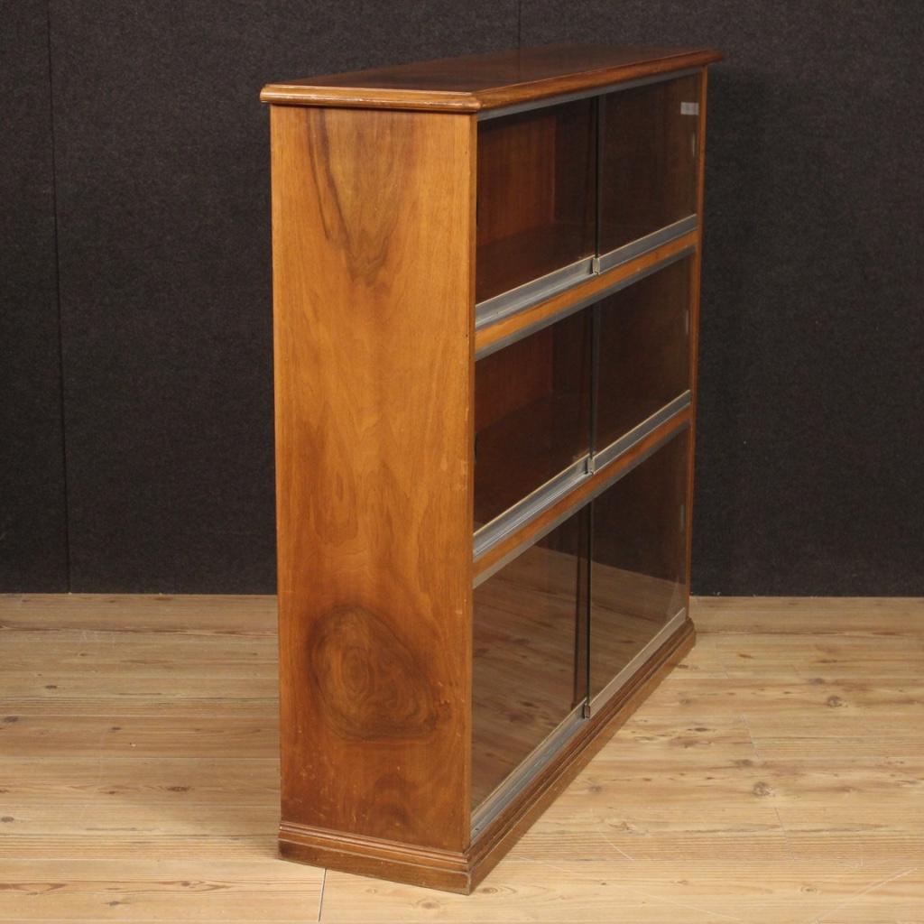 Paire de bibliothèques du 20e siècle en bois de noyer et portes vitrées, design italien, 1960 en vente 2