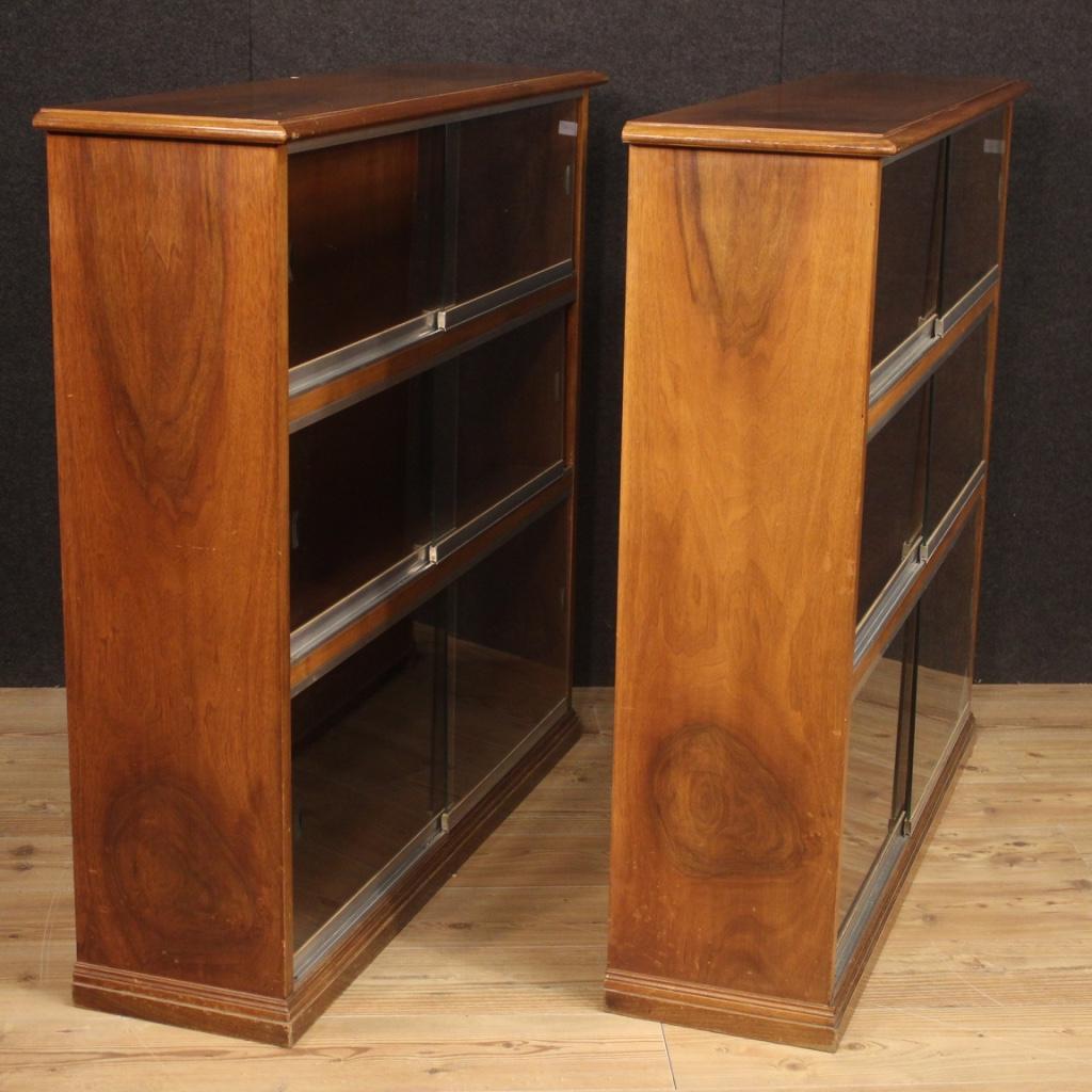 Paire de bibliothèques du 20e siècle en bois de noyer et portes vitrées, design italien, 1960 en vente 3
