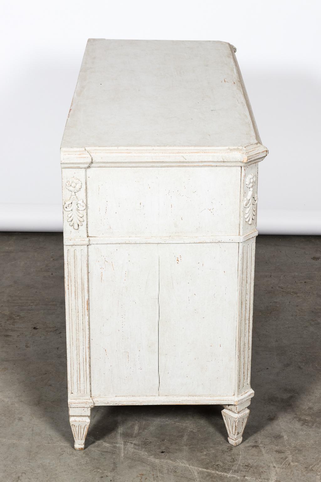 Gustavian Pair of 20th Century White Painted Commodes For Sale