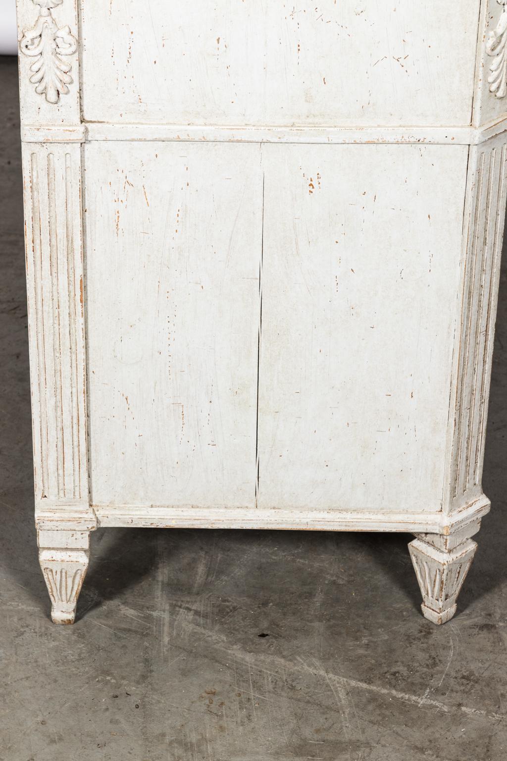 Swedish Pair of 20th Century White Painted Commodes For Sale