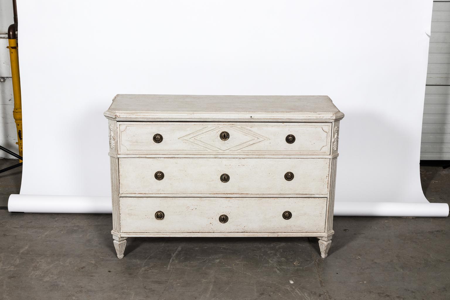 Pair of 20th Century White Painted Commodes For Sale 1