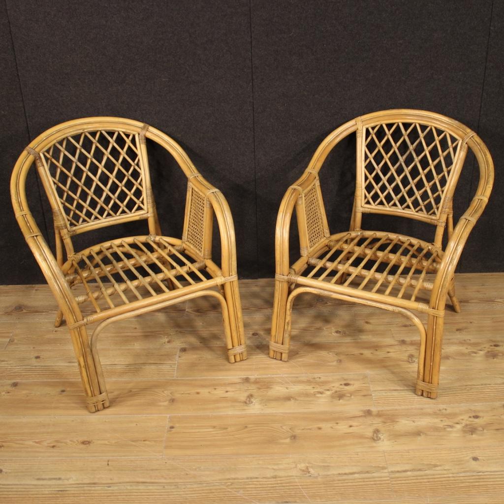 Paire de fauteuils italiens des années 60 / 70. Meubles en osier, en bois tressé et en rotin aux belles lignes et au décor agréable. Fauteuils dépourvus de coussins faisant partie d'un salon complet avec canapé et table basse (voir photos et
