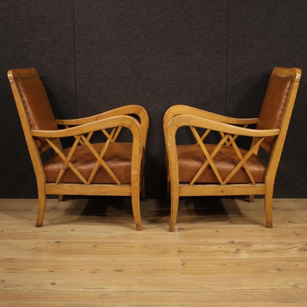 Paire de fauteuils de design italien en bois et faux cuir du 20ème siècle, 1960 1