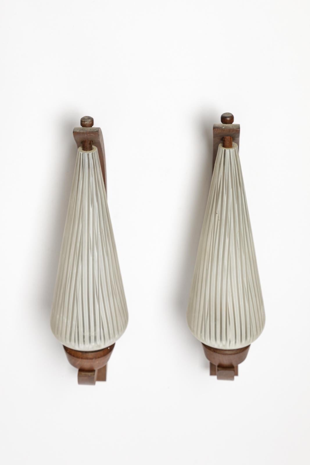 Coppia di lampade da parete scandinave

Design del XX secolo in legno e vetro

Condizioni originali perfette

Altezza 39 cm
Grande 11 cm
Profondità 14 cm