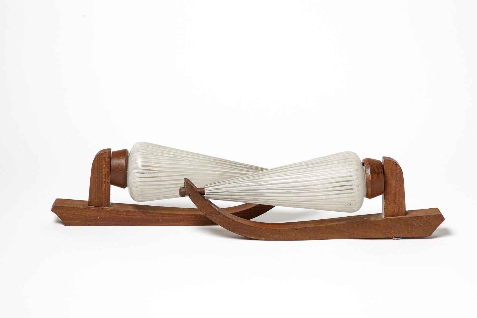 Mid-Century moderno Coppia di applique scandinave in legno e vetro del XX secolo, circa 1960 in vendita