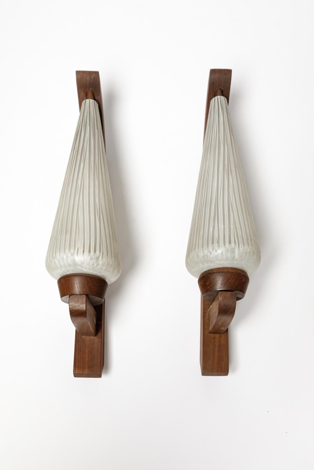 Francese Coppia di applique scandinave in legno e vetro del XX secolo, circa 1960 in vendita