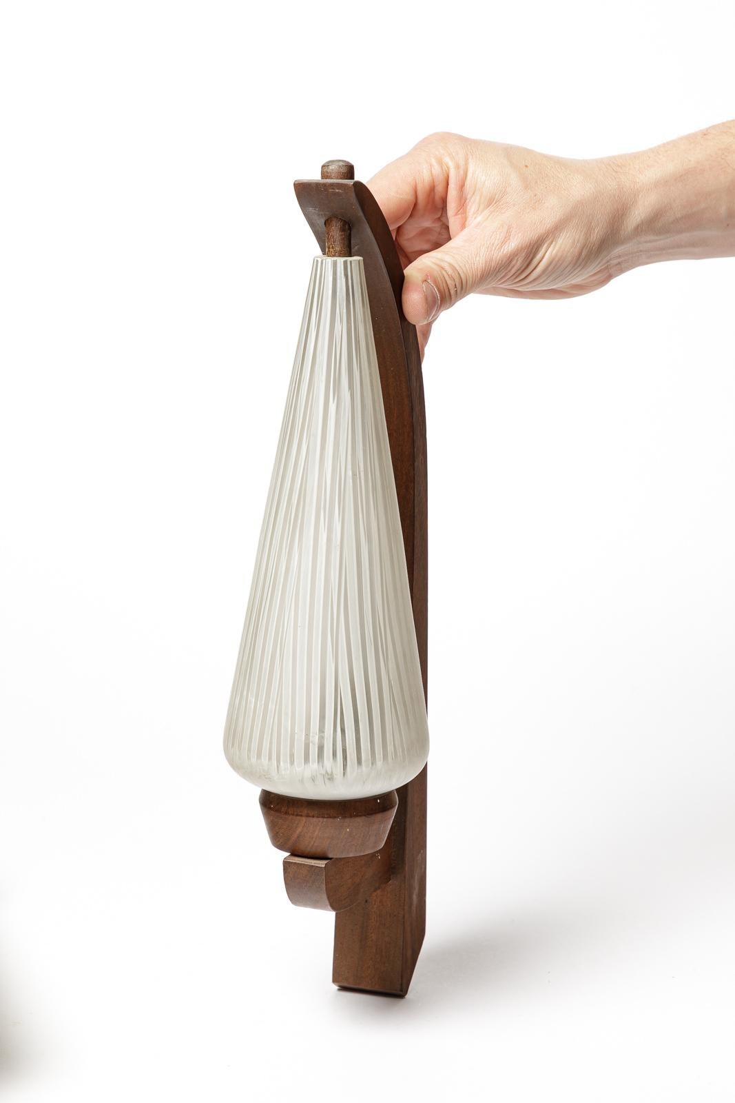 Coppia di applique scandinave in legno e vetro del XX secolo, circa 1960 In condizioni ottime in vendita a Neuilly-en- sancerre, FR