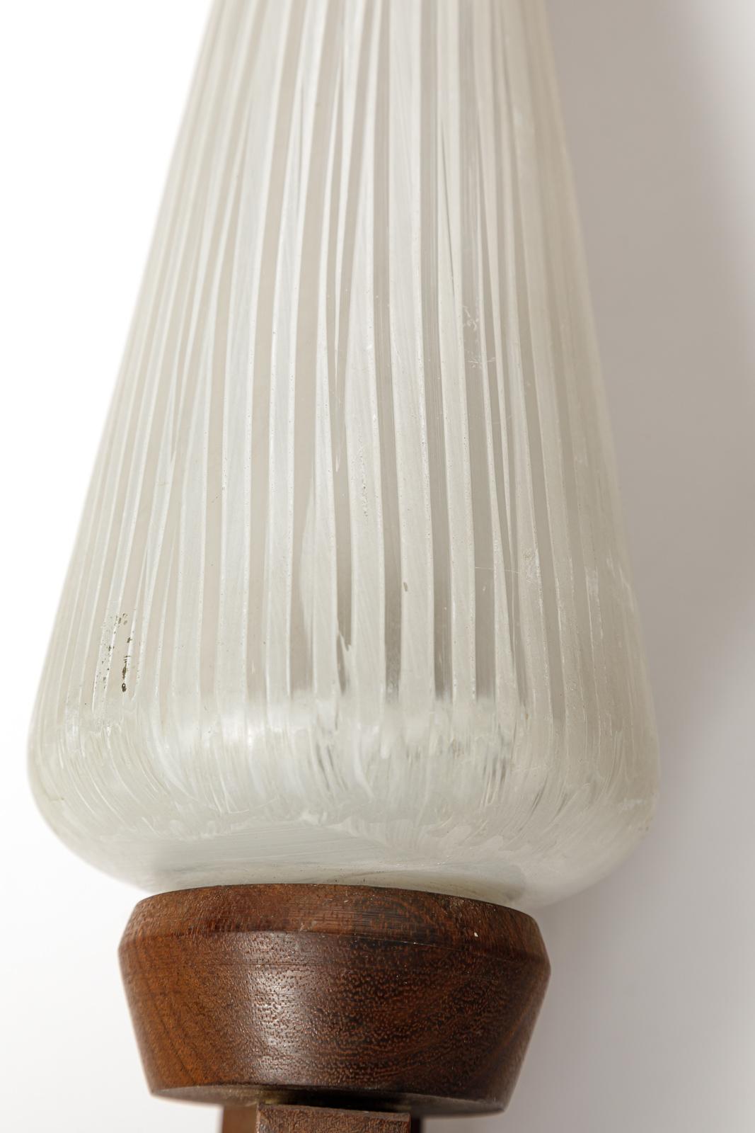 Vetro Coppia di applique scandinave in legno e vetro del XX secolo, circa 1960 in vendita