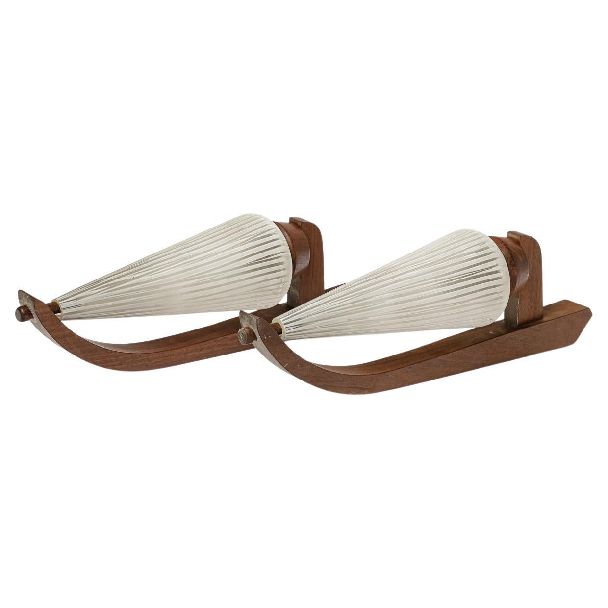 Coppia di applique scandinave in legno e vetro del XX secolo, circa 1960 in vendita