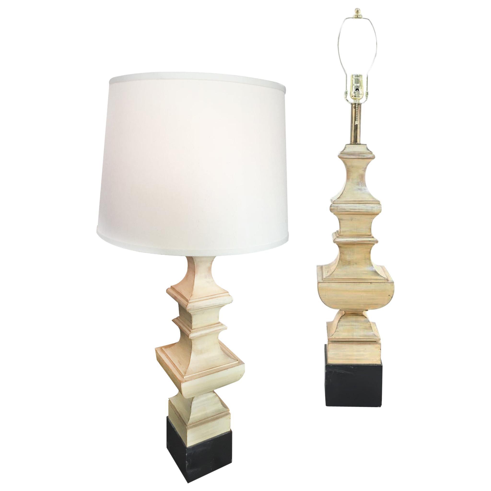 Paire de lampes de table à colonne en bois du 20ème siècle avec pièces d'échecs