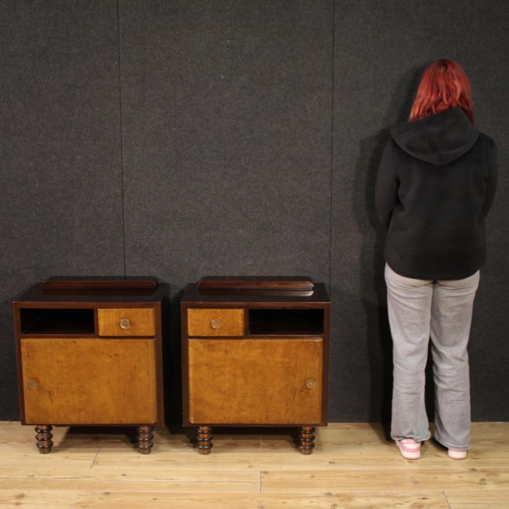 Coppia di comodini italiani degli anni '60 e '70. Mobili intagliati e impiallacciati in mogano, radica e legno di frutto, dalle linee favolose e dal servizio eccellente. Hanno un cassetto, uno scomparto aperto e un'anta, per offrire un ampio spazio