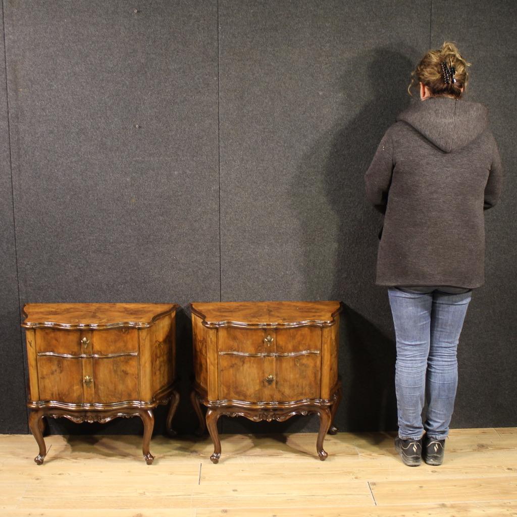 Paire de tables de chevet vénitiennes du milieu du 20e siècle. Tables de chevet en noyer et en hêtre magnifiquement sculptées et plaquées, avec façades et côtés incurvés, joliment conçues et joliment meublées. Ils sont dotés d'un tiroir et d'une