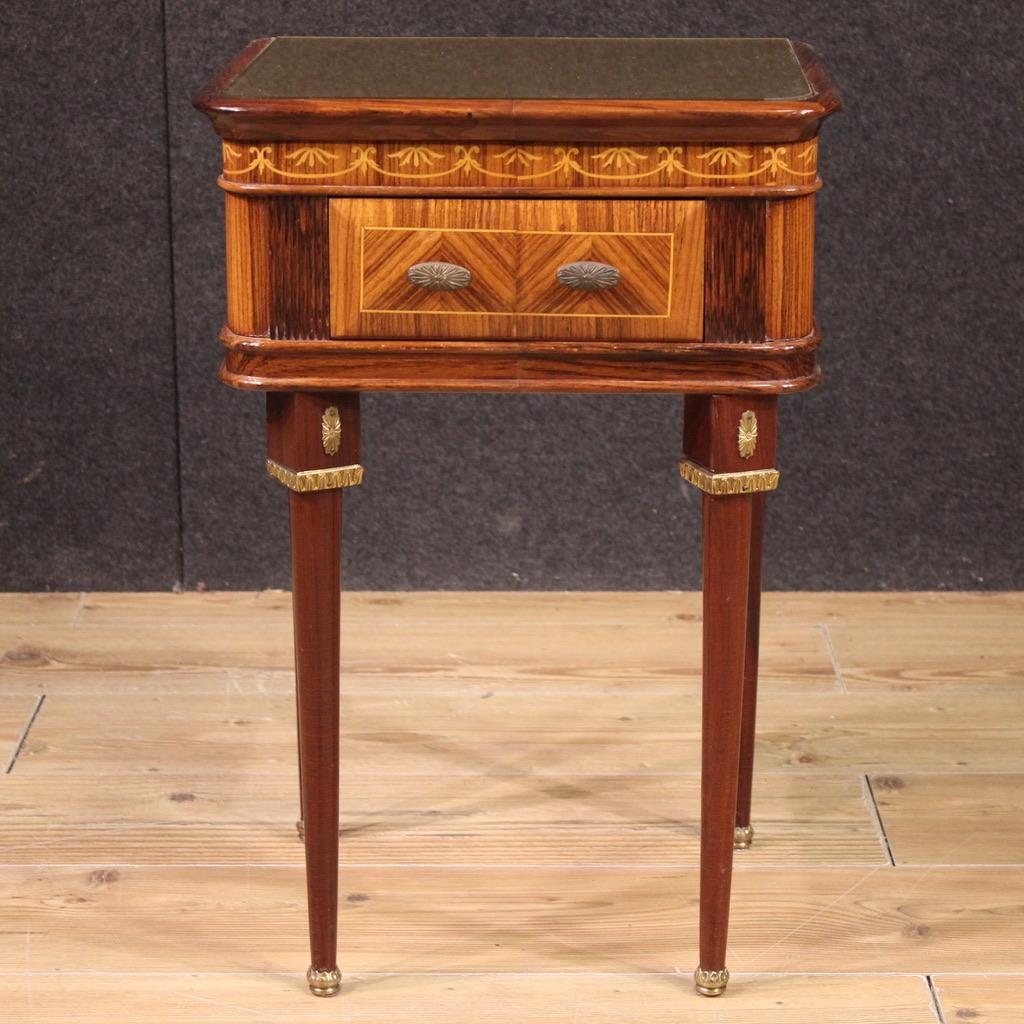 Paire de tables de nuit italiennes du 20e siècle en bois avec plateau en verre, 1960 en vente 5