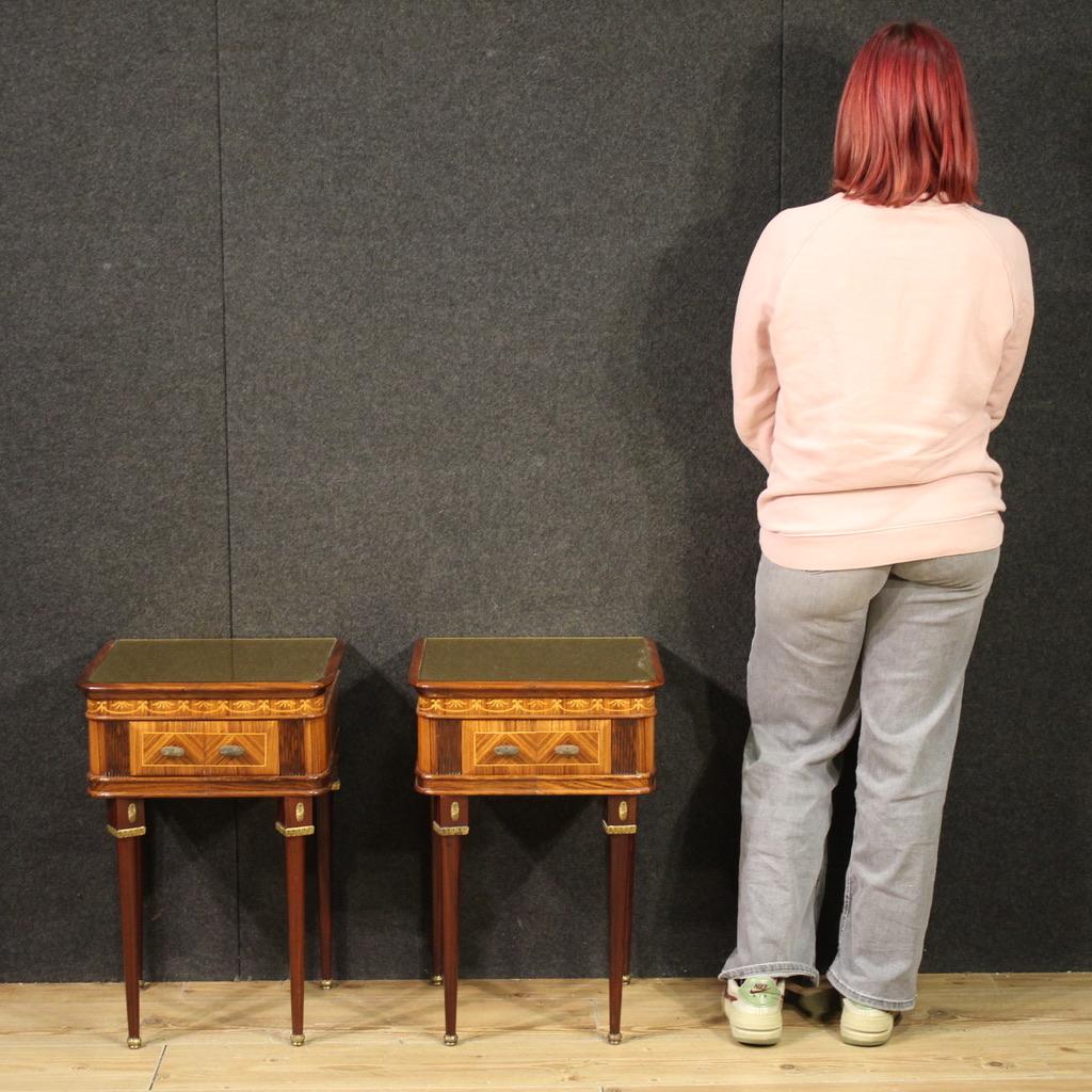 Paire de tables de chevet italiennes des années 1960. Magnifiquement conçus et proportionnés, les meubles sont plaqués de noyer, d'érable, de hêtre et de bois fruitier. Ils comportent un tiroir et un plateau en verre doré (la dorure sur le verre