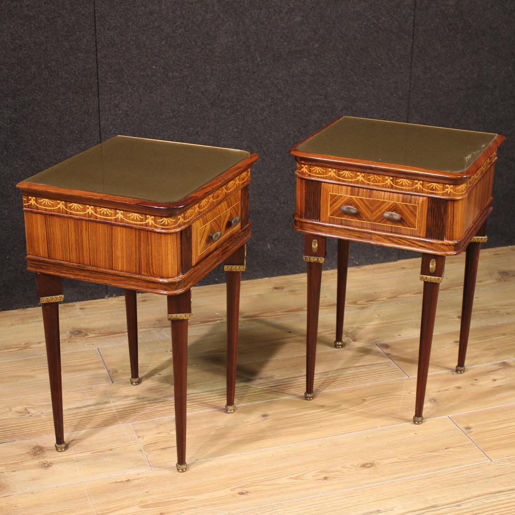Italian Paire de tables de nuit italiennes du 20e siècle en bois avec plateau en verre, 1960 en vente