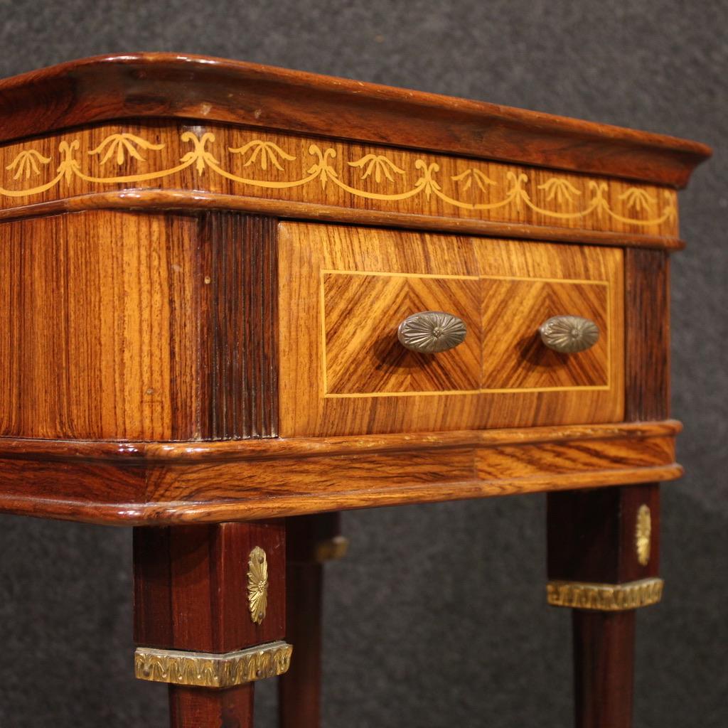 Paire de tables de nuit italiennes du 20e siècle en bois avec plateau en verre, 1960 Bon état - En vente à Vicoforte, Piedmont