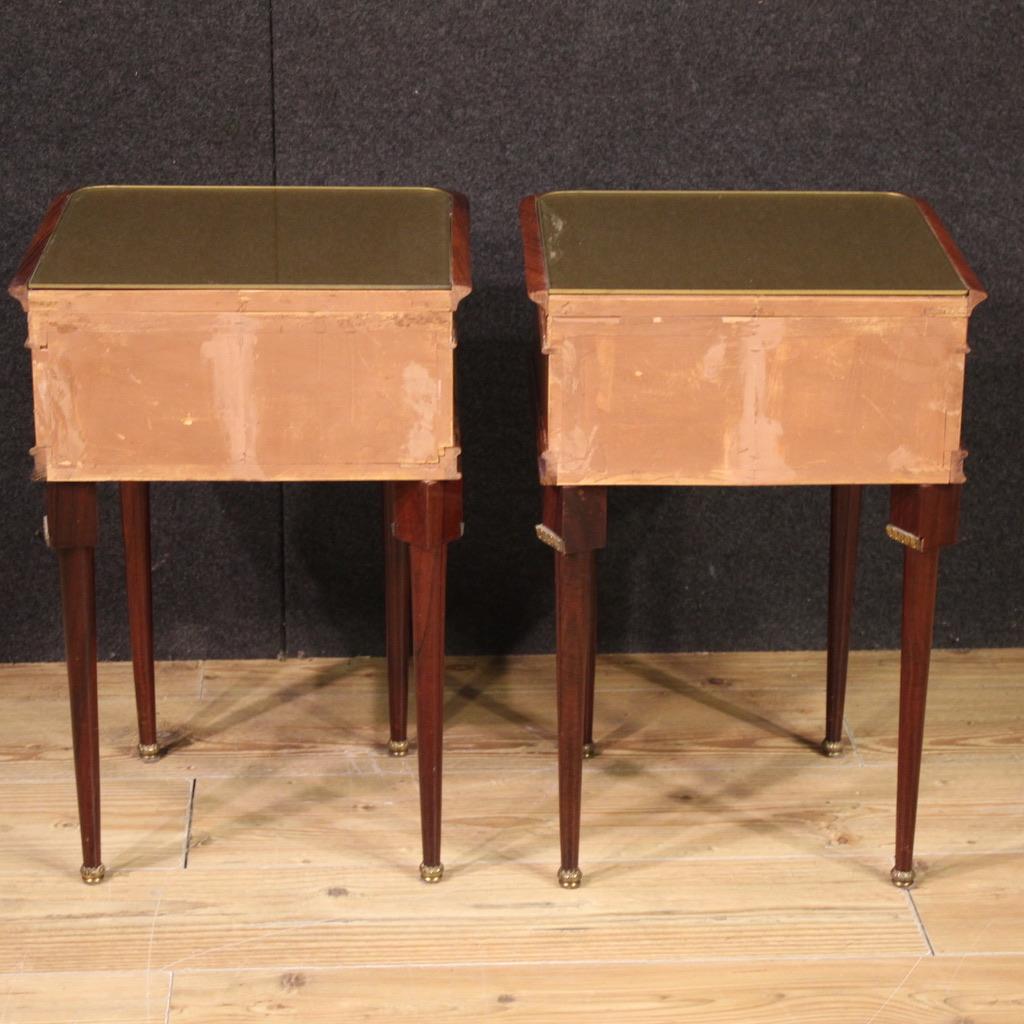 Paire de tables de nuit italiennes du 20e siècle en bois avec plateau en verre, 1960 en vente 2