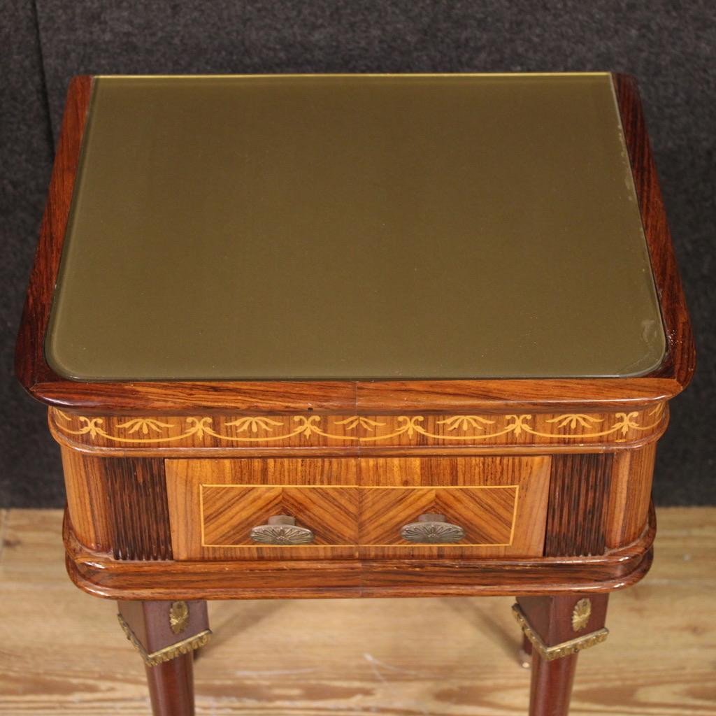 Paire de tables de nuit italiennes du 20e siècle en bois avec plateau en verre, 1960 en vente 3