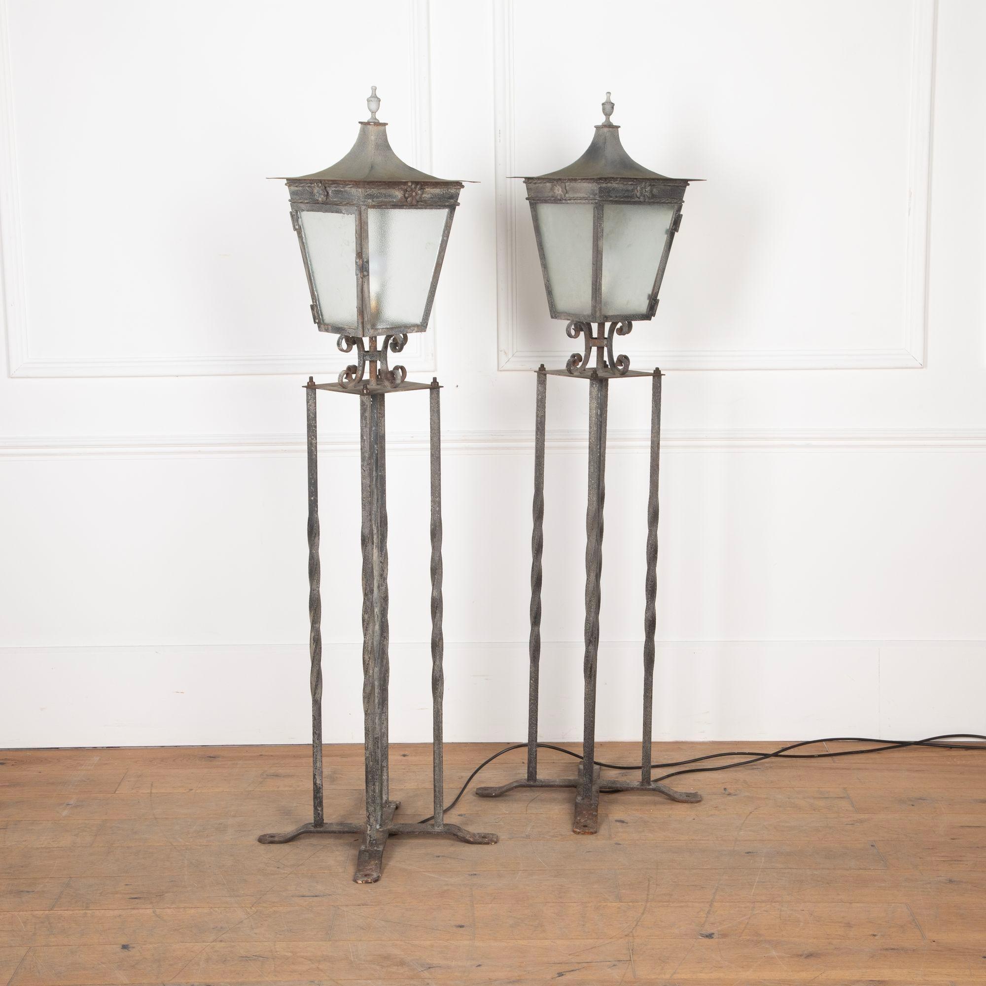 Les supports en fer forgé torsadé du XXe siècle, qui devaient à l'origine être boulonnés à des piliers ou à des marches en pierre, supportent des lanternes en acier surmontées d'un fleuron en forme d'urne.
Décoration en corde et en ronde-bosse.
Peut