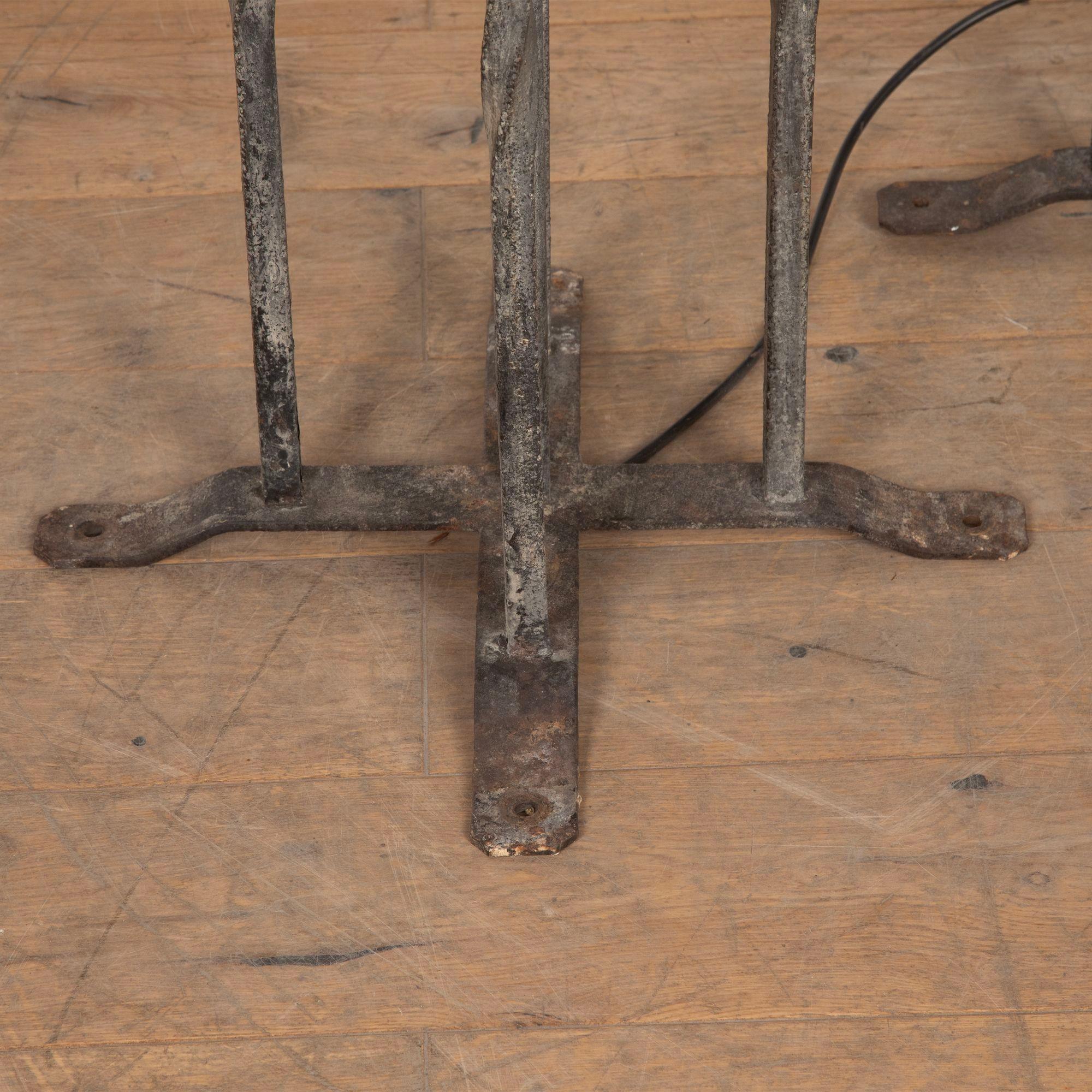 Paire de lanternes à colonne en fer forgé et acier du 20ème siècle Bon état - En vente à Gloucestershire, GB