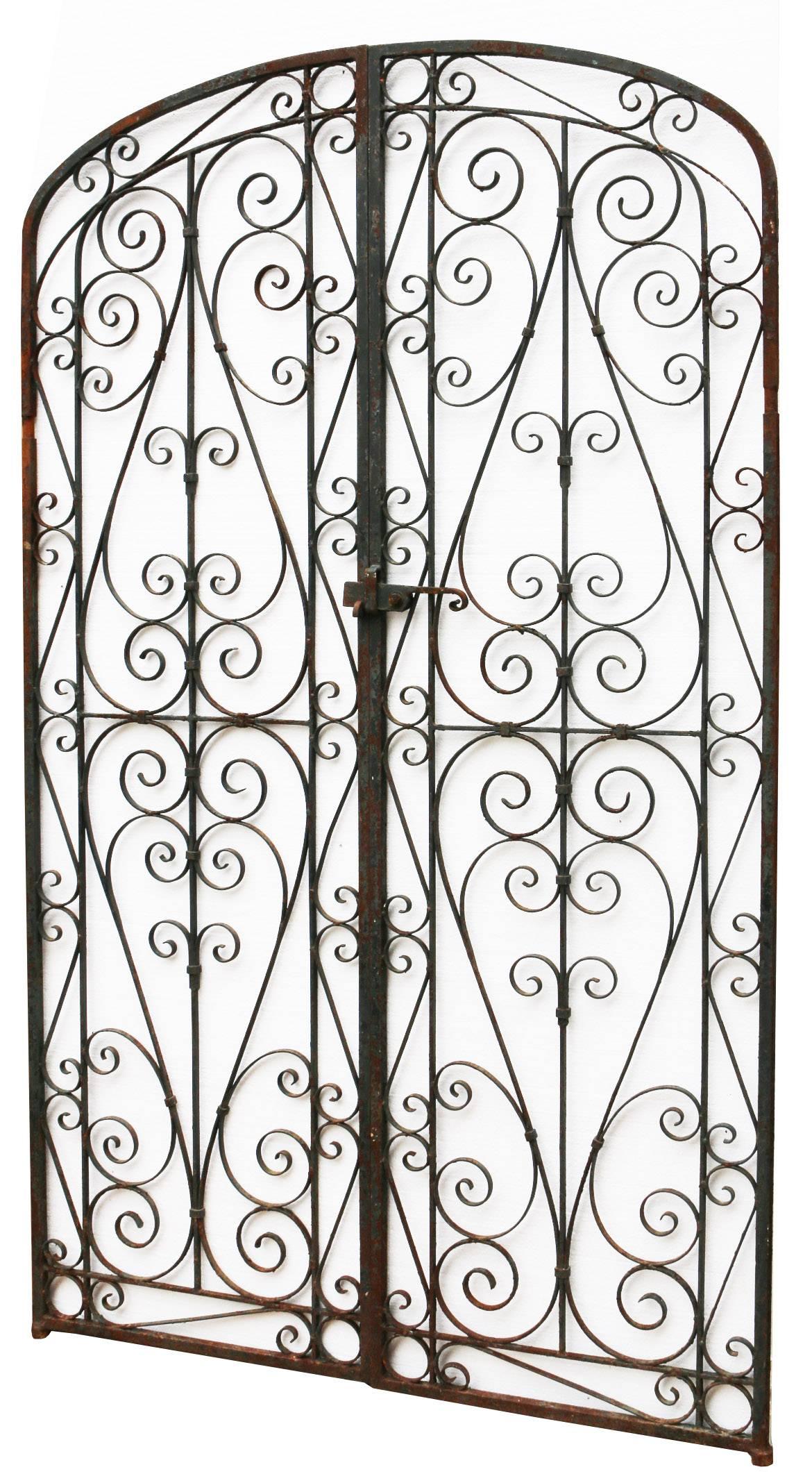These gates have surface rust and would require sand blasting and painting. There is a working latch, no hinges.
Weight 27 kg.