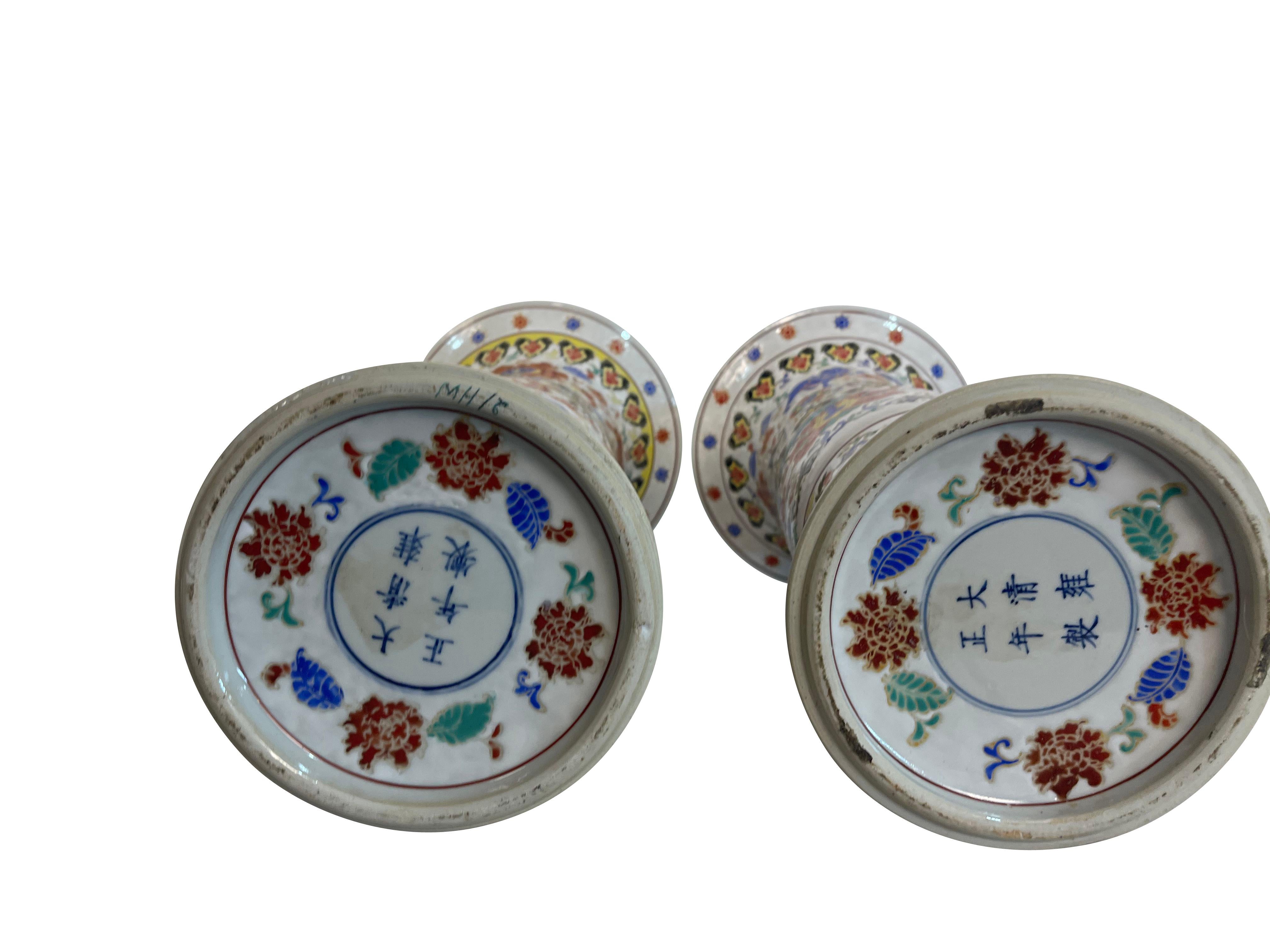 Paar von  Chinesische Porzellanvasen im Yongzheng-Stil des 20. Jahrhunderts in hohem Glanz (Chinesischer Export) im Angebot