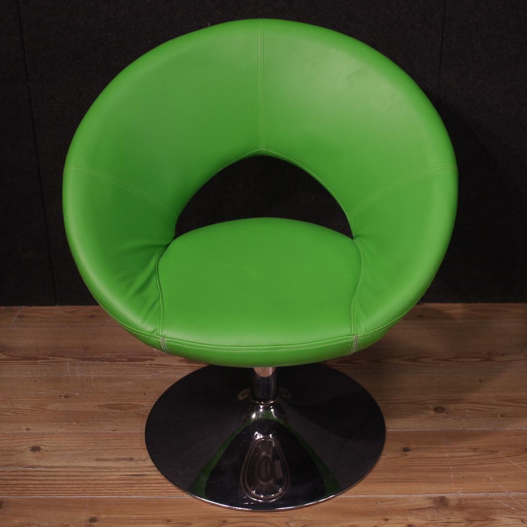 Paire de fauteuils modernes de la fin du 20e siècle. Meuble design de grand charme recouvert de simili cuir vert avec base en métal chromé. Fauteuils pivotants pour la chambre à coucher, le salon ou le bureau, avec de belles lignes et un mobilier
