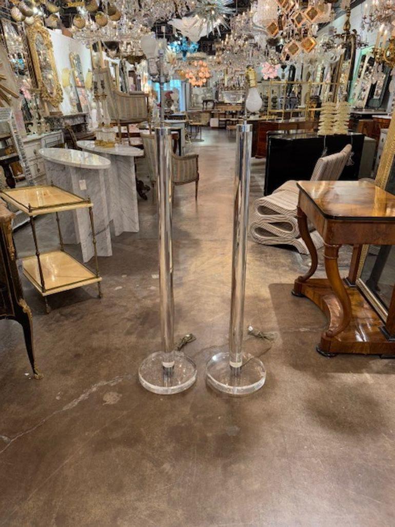 Coppia di lampade in lucite di Karl Springer della metà del XX secolo in vendita 2