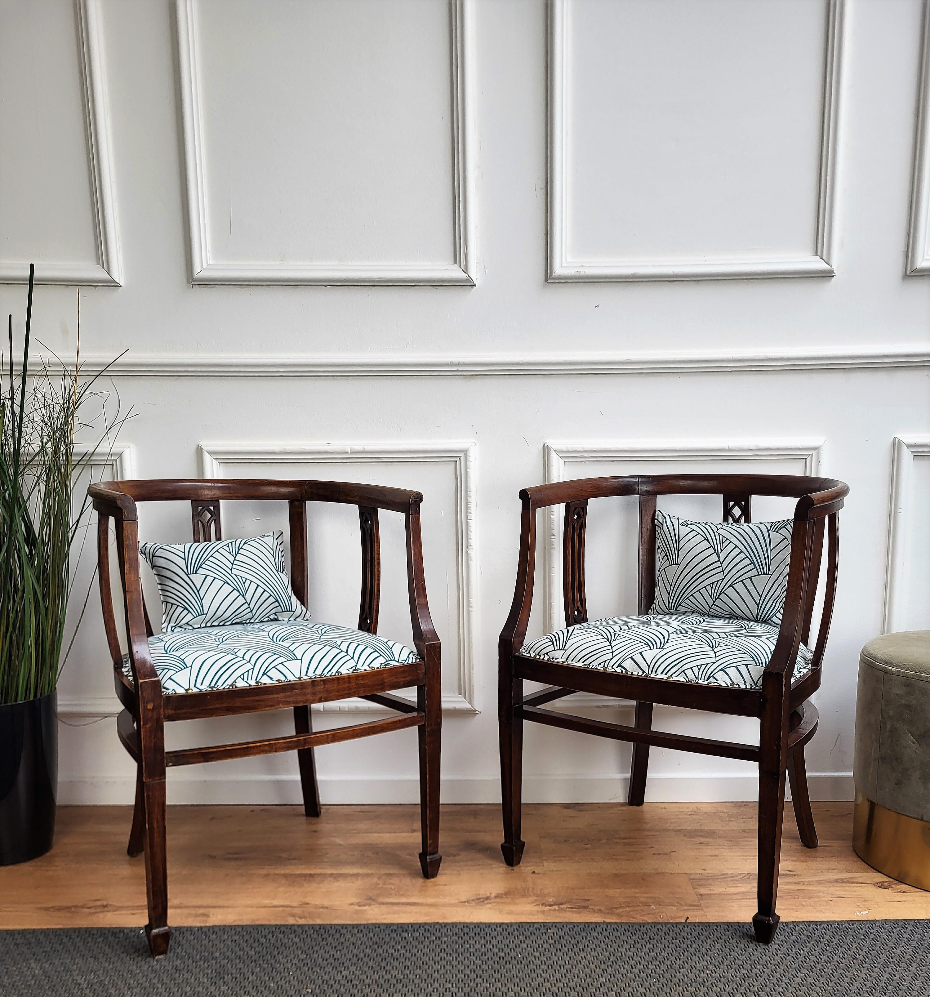 A beautiful and sleek pair of Italian wooden side chairs of fine quality with excellent profile carvings and detail decors, a great and elegant hallway sofa or entrance seating piece due to its slim size. We completely renewed the upholstery with
