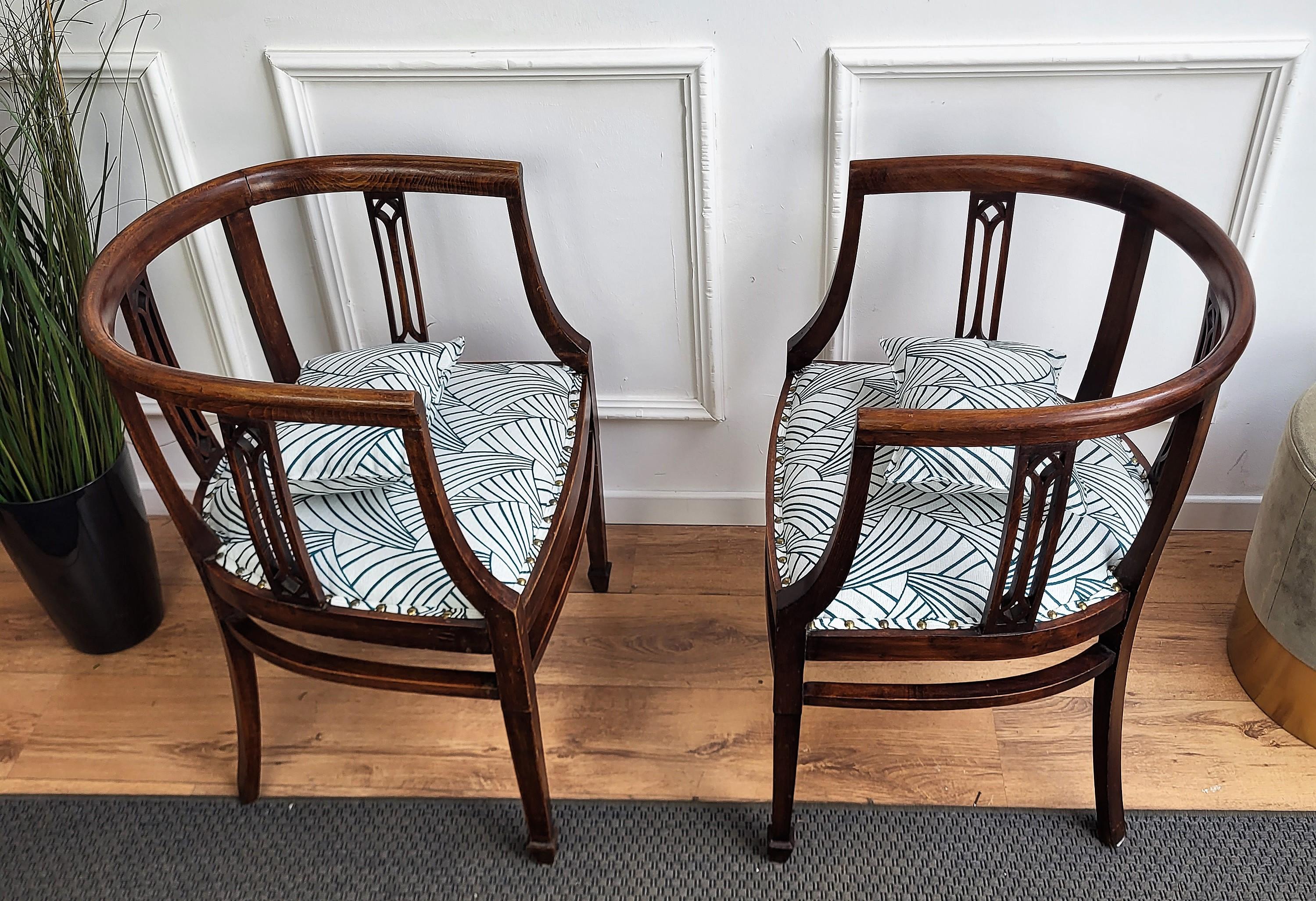 Tissu Paire de chaises italiennes du 20e siècle en bois sculpté et tapissé en vente
