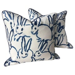 Coppia di cuscini da 21" di Lee Jofa "Hutch" Bunny Hutch in blu scuro