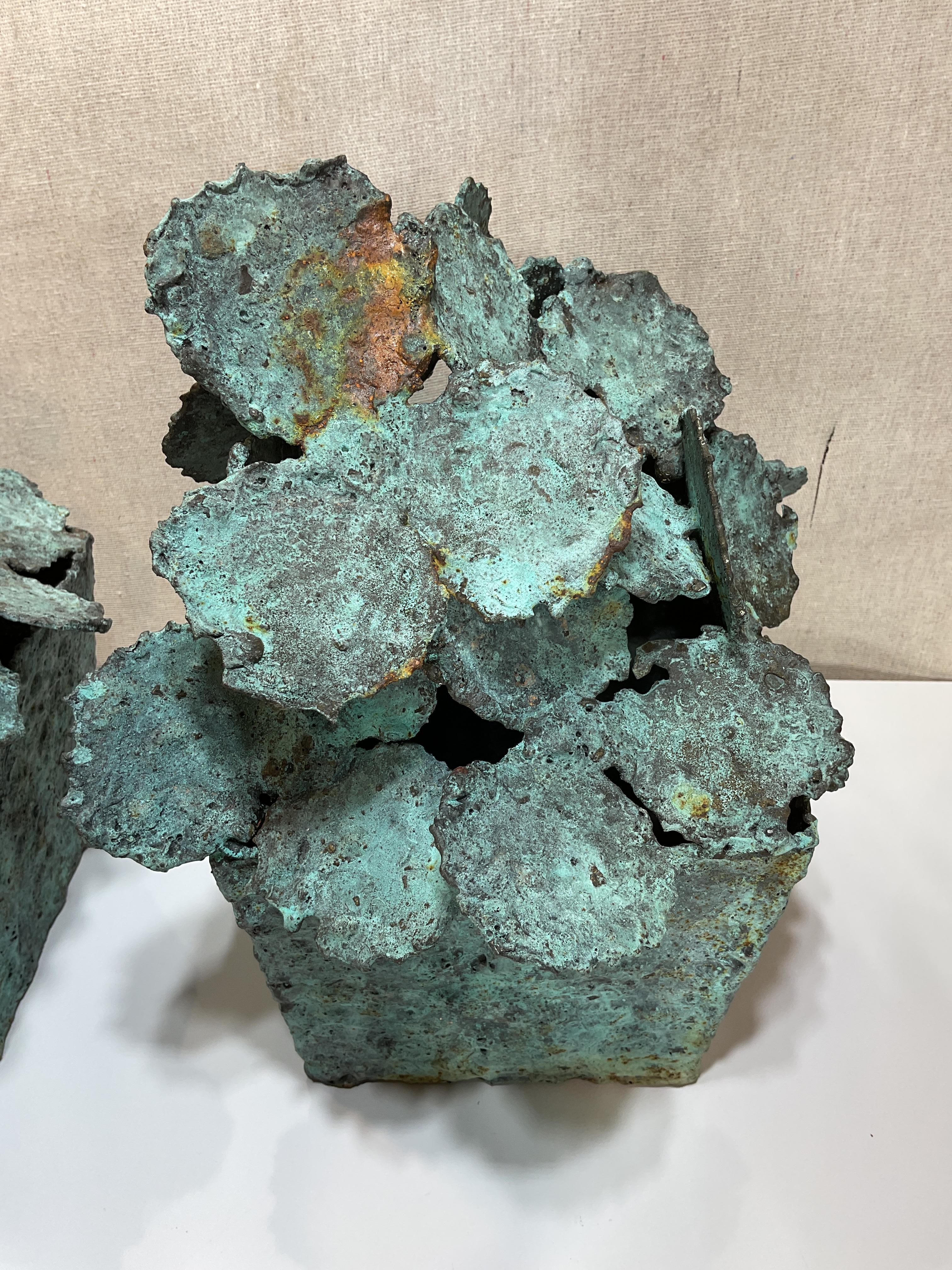 Brutalismo Coppia di sculture floreali astratte in bronzo del XXI secolo in vendita