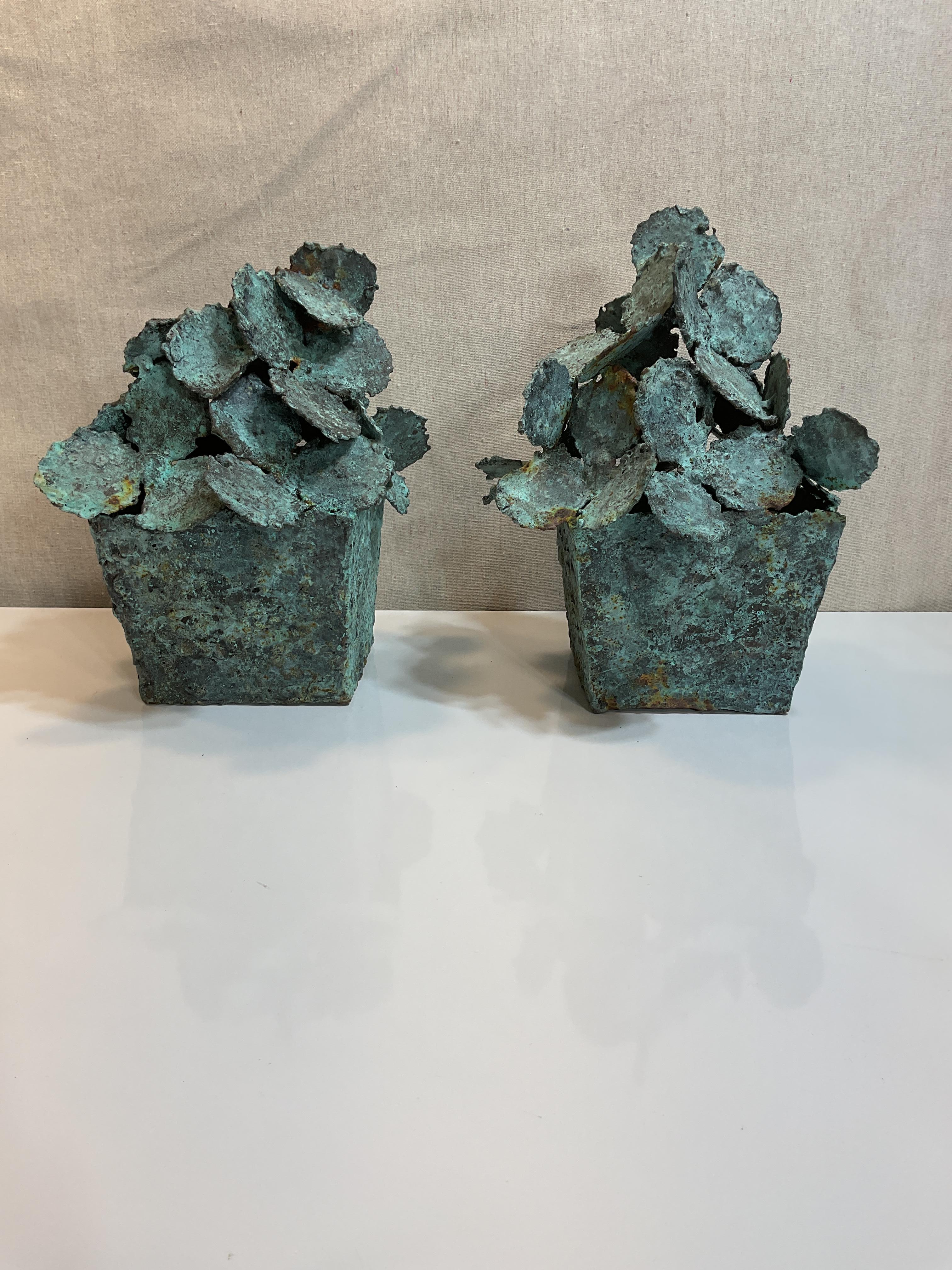 Americano Coppia di sculture floreali astratte in bronzo del XXI secolo in vendita